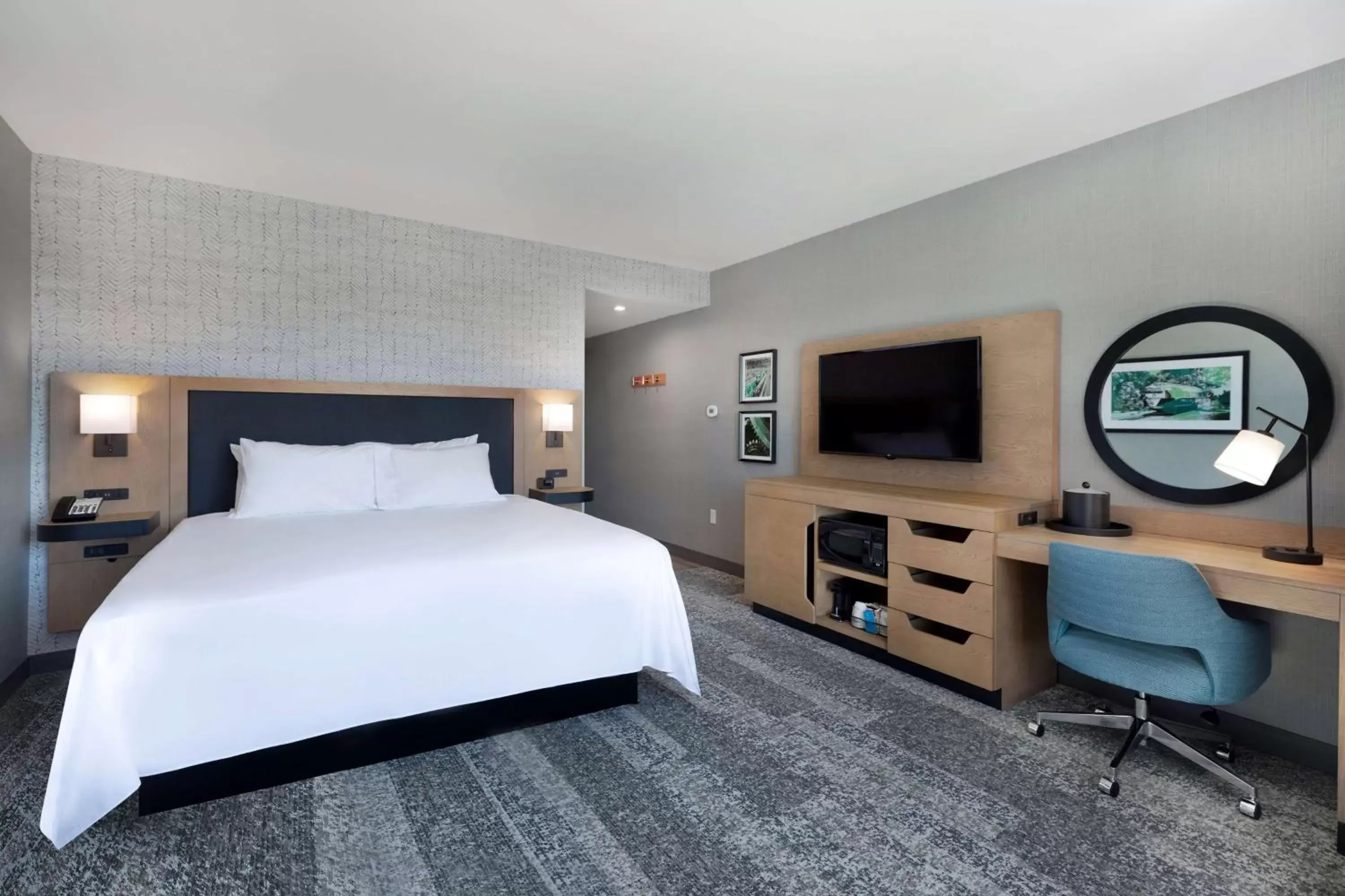 Bedroom, Bed in Hampton Inn & Suites Watertown Boston, Ma