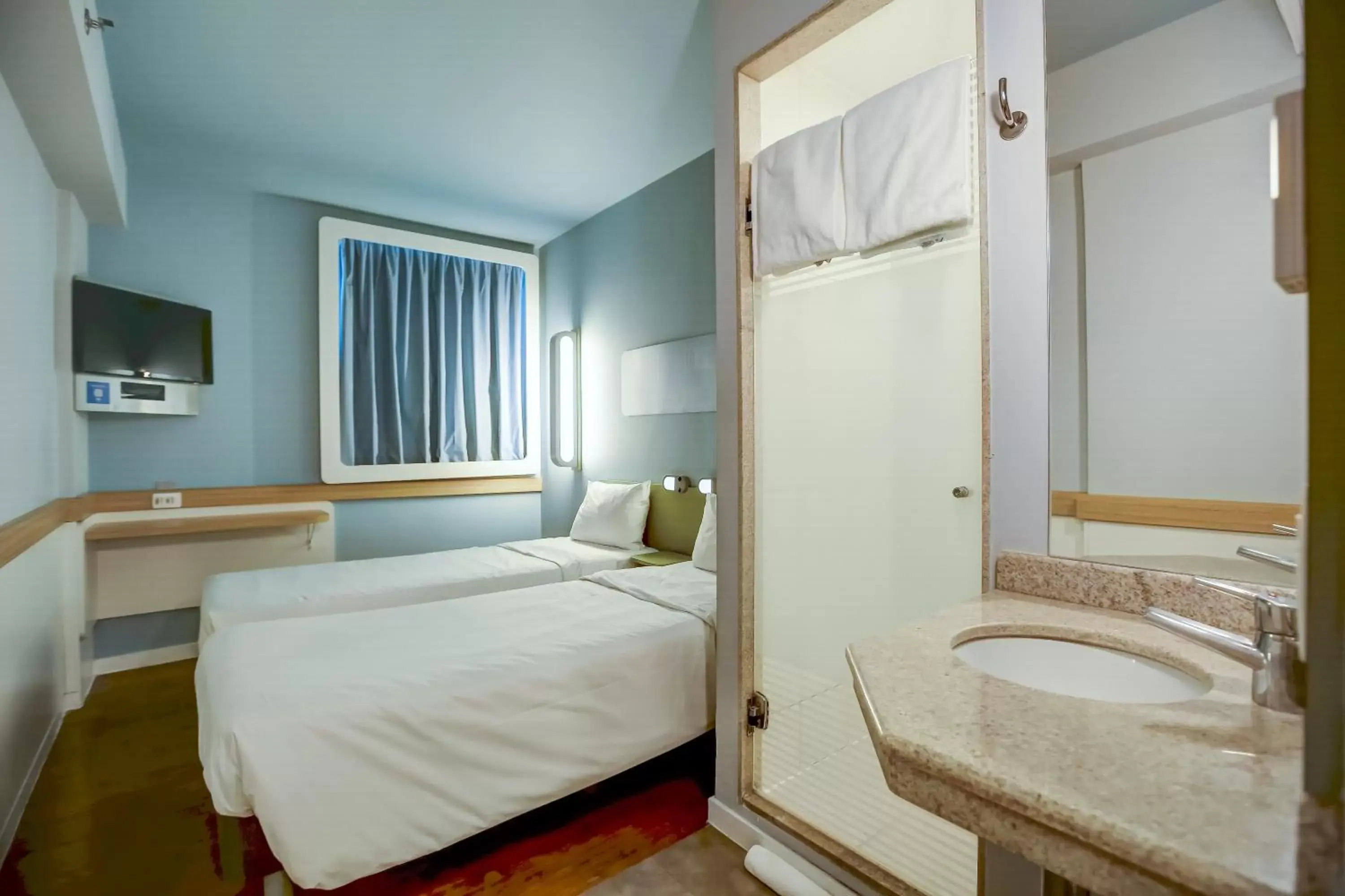 Bed, Bathroom in ibis budget RJ Copacabana