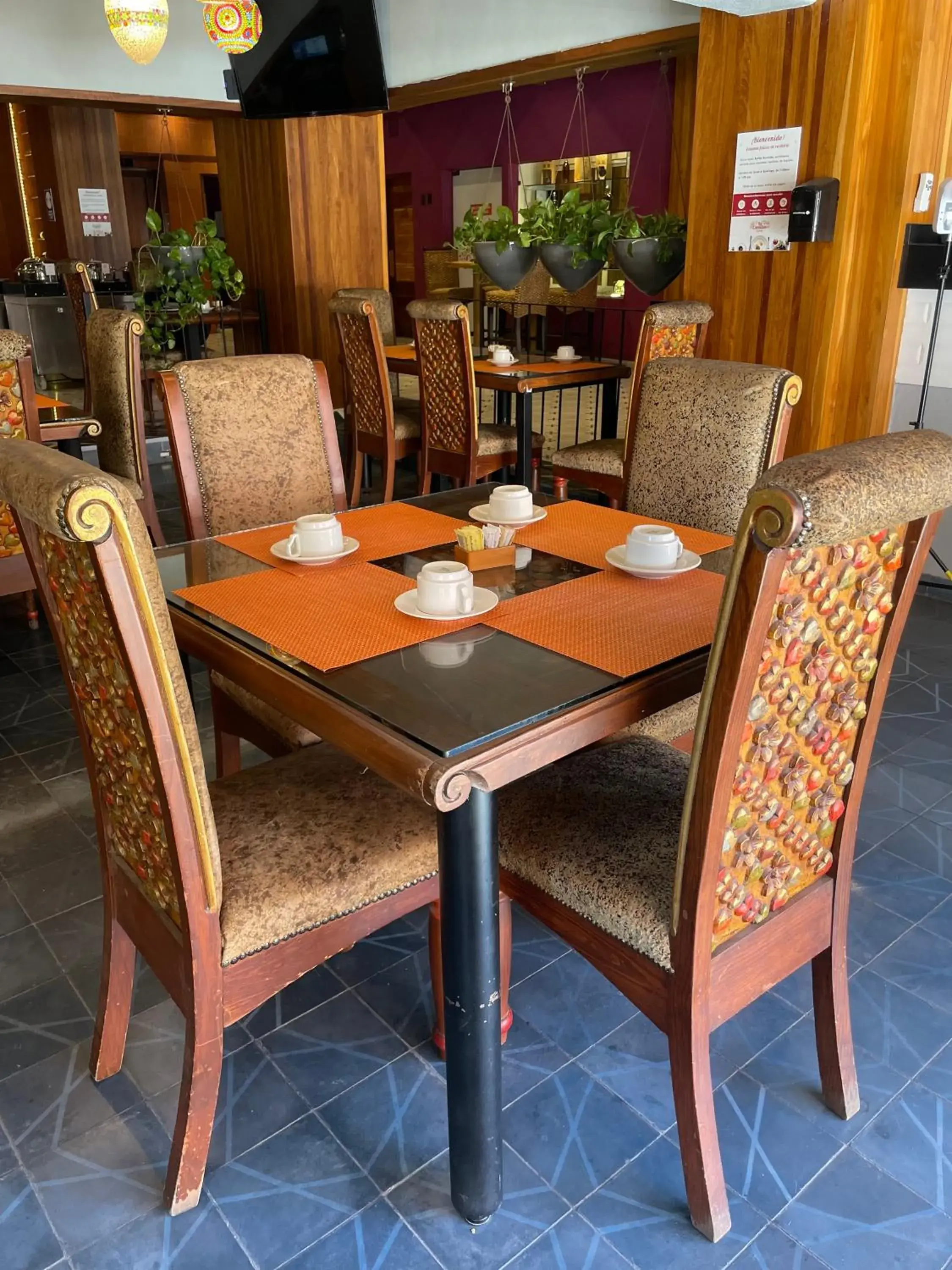 Restaurant/Places to Eat in Hotel Lagos Inn