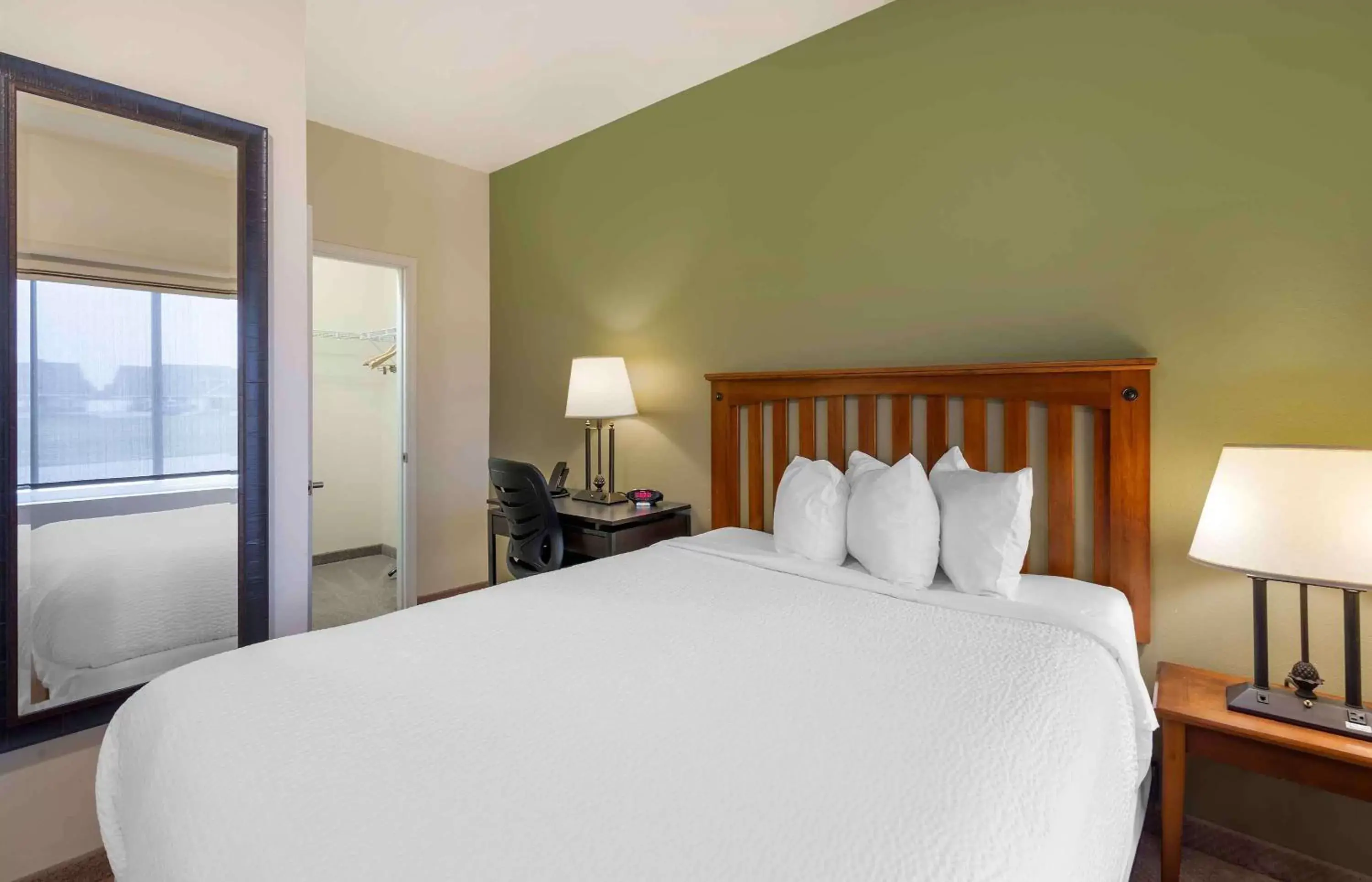 Bedroom, Bed in Extended Stay Americas Suites - Minot