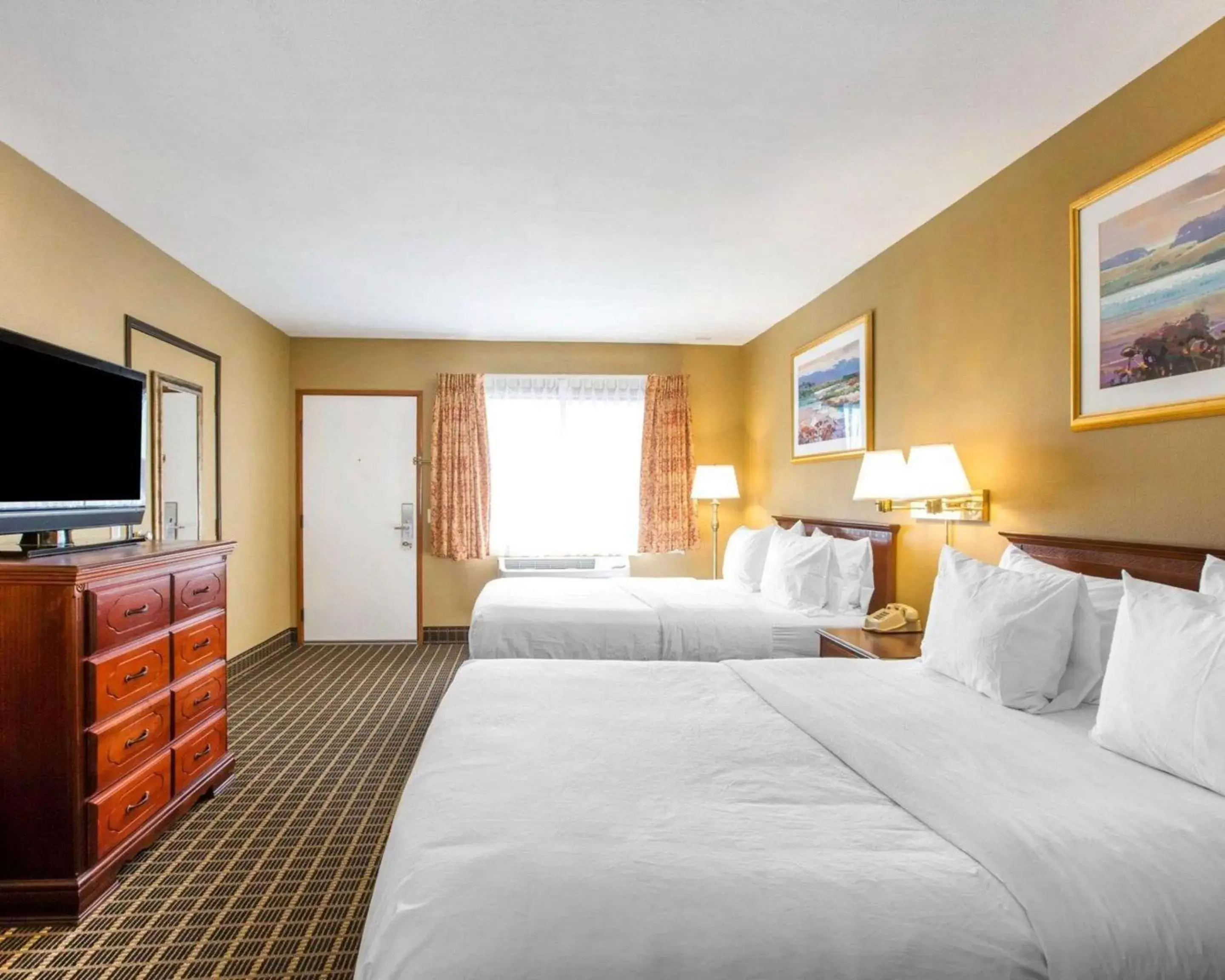 Queen Room with Two Queen Beds - Non-Smoking in Quality Inn & Suites Westminster - Seal Beach Westminster