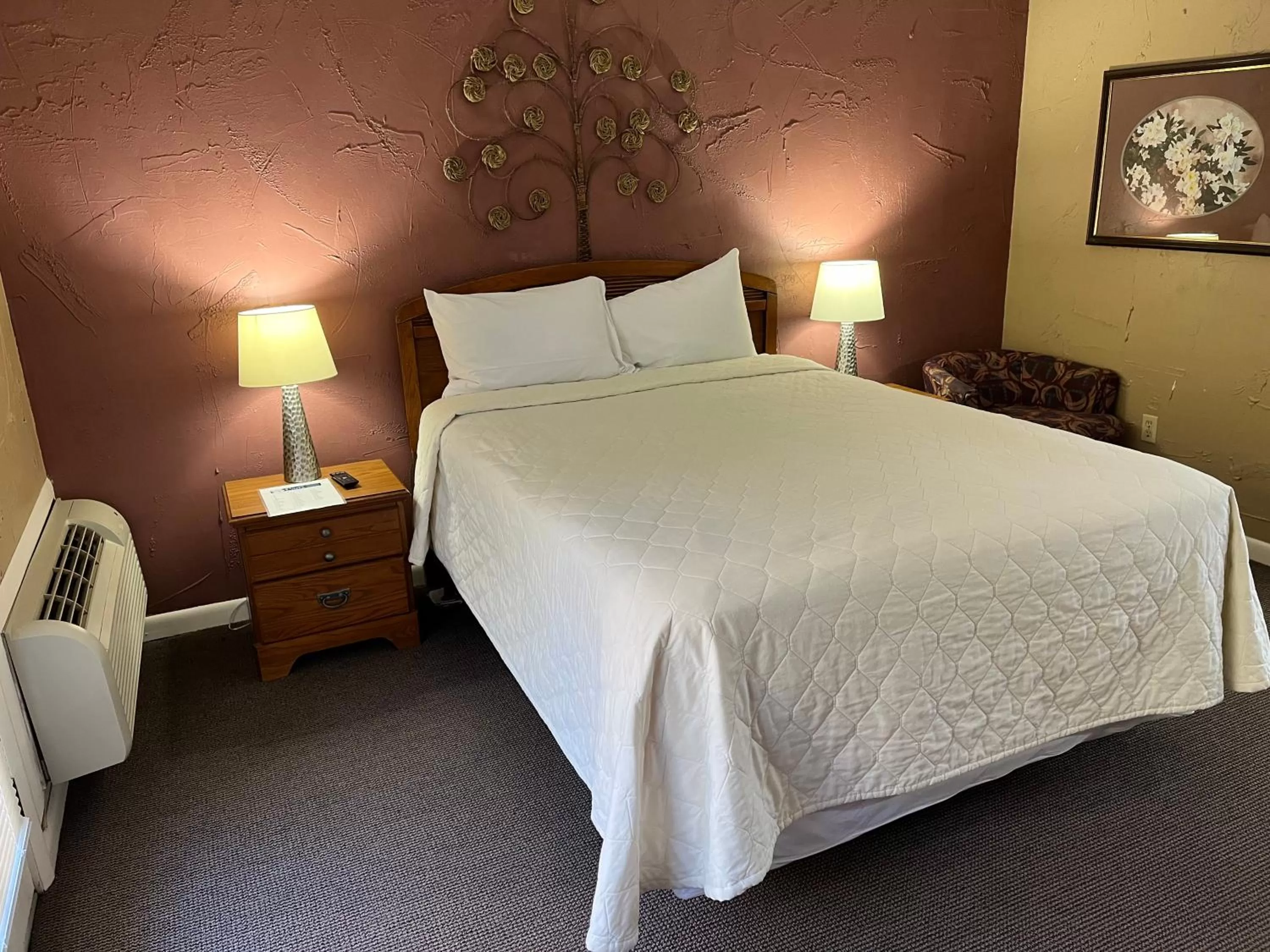 Queen Room in Carr's Northside Hotel and Cottages