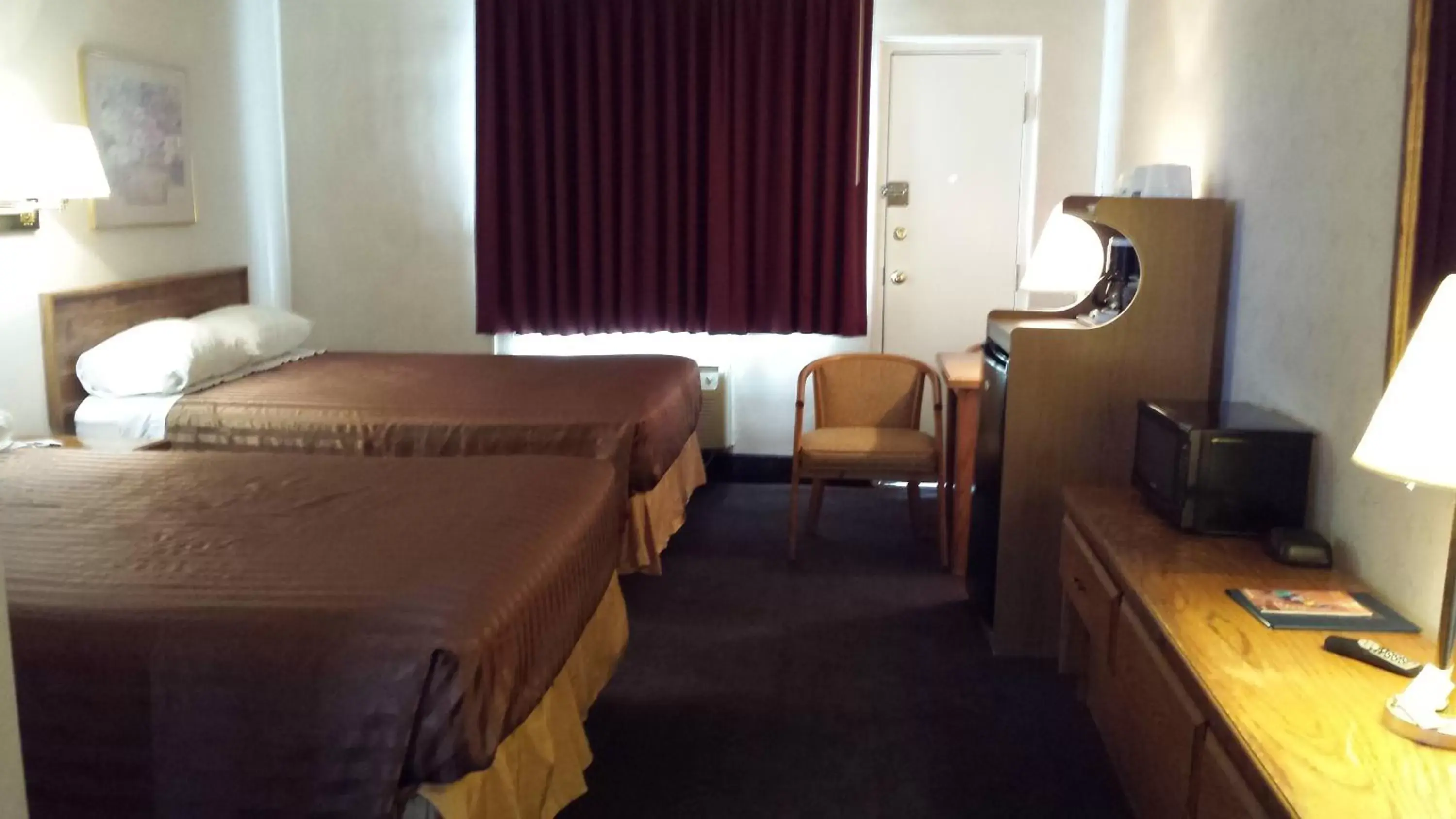 Seating area, Bed in Travelodge by Wyndham Page, View of Lake Powell