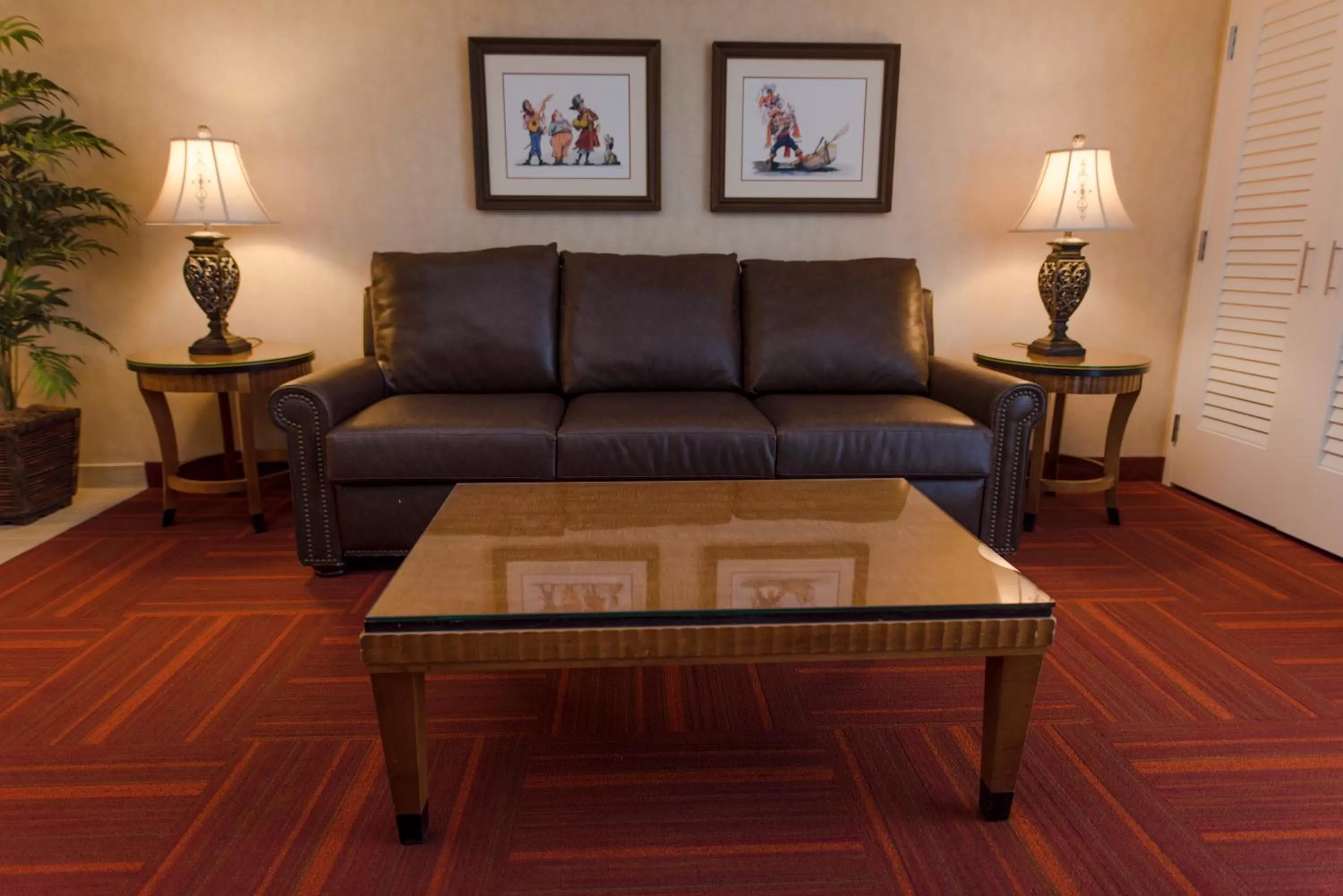 Living room in Howard Johnson by Wyndham Anaheim Hotel and Water Playground