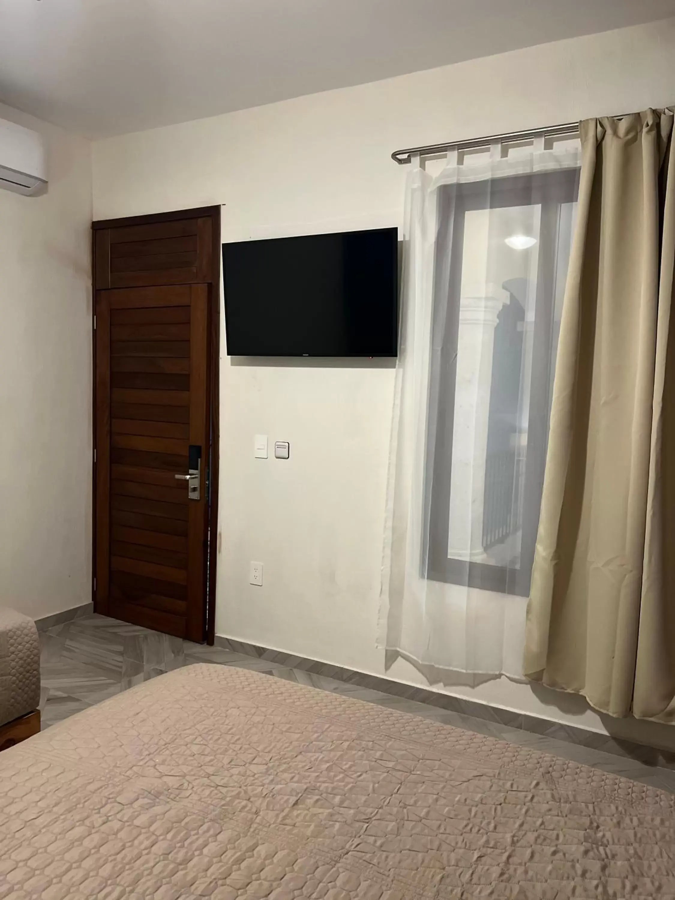 TV and multimedia, TV/Entertainment Center in Casona 1530