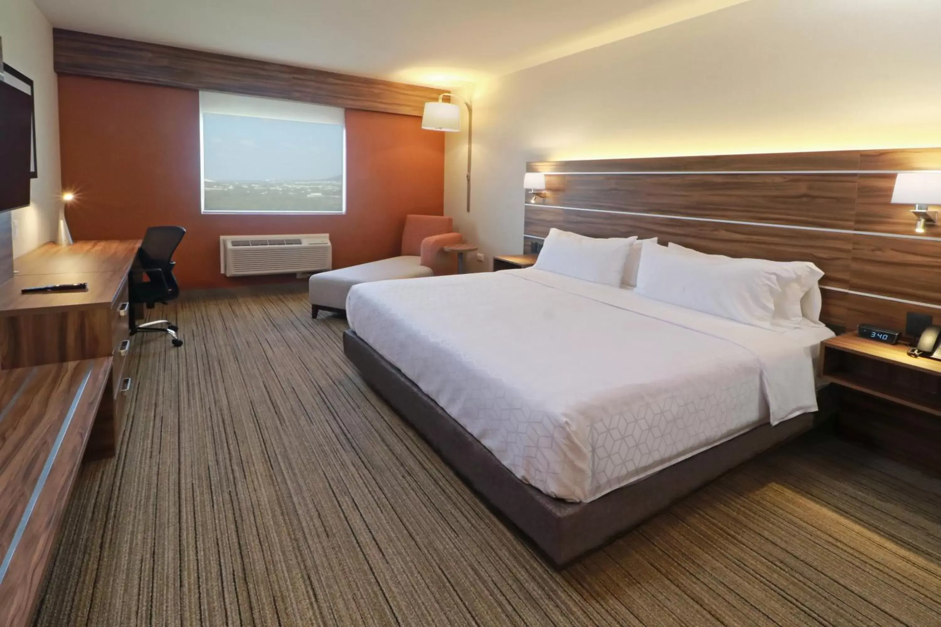 Bed in Holiday Inn Express - Monterrey - Fundidora, an IHG Hotel