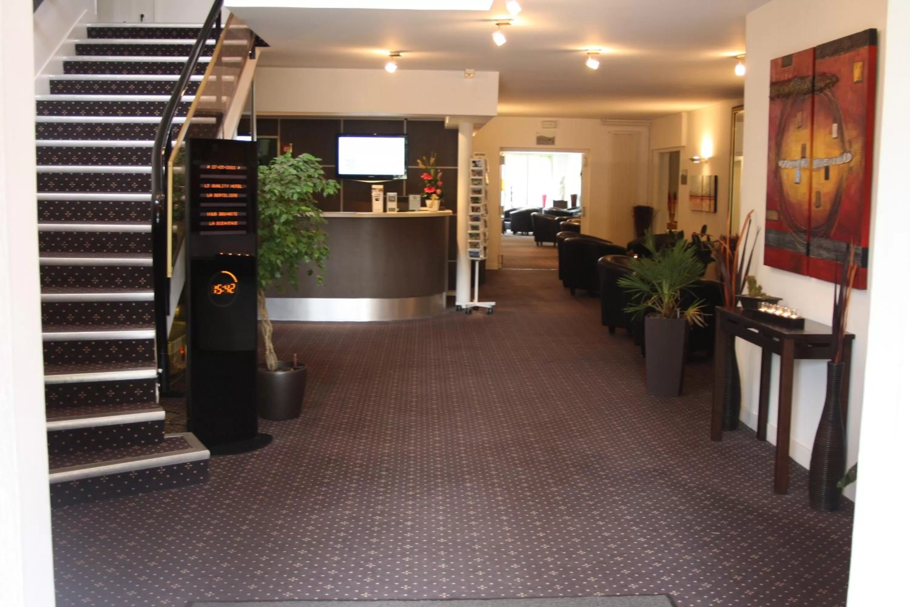 Lobby or reception in La Berteliere, The Originals Relais