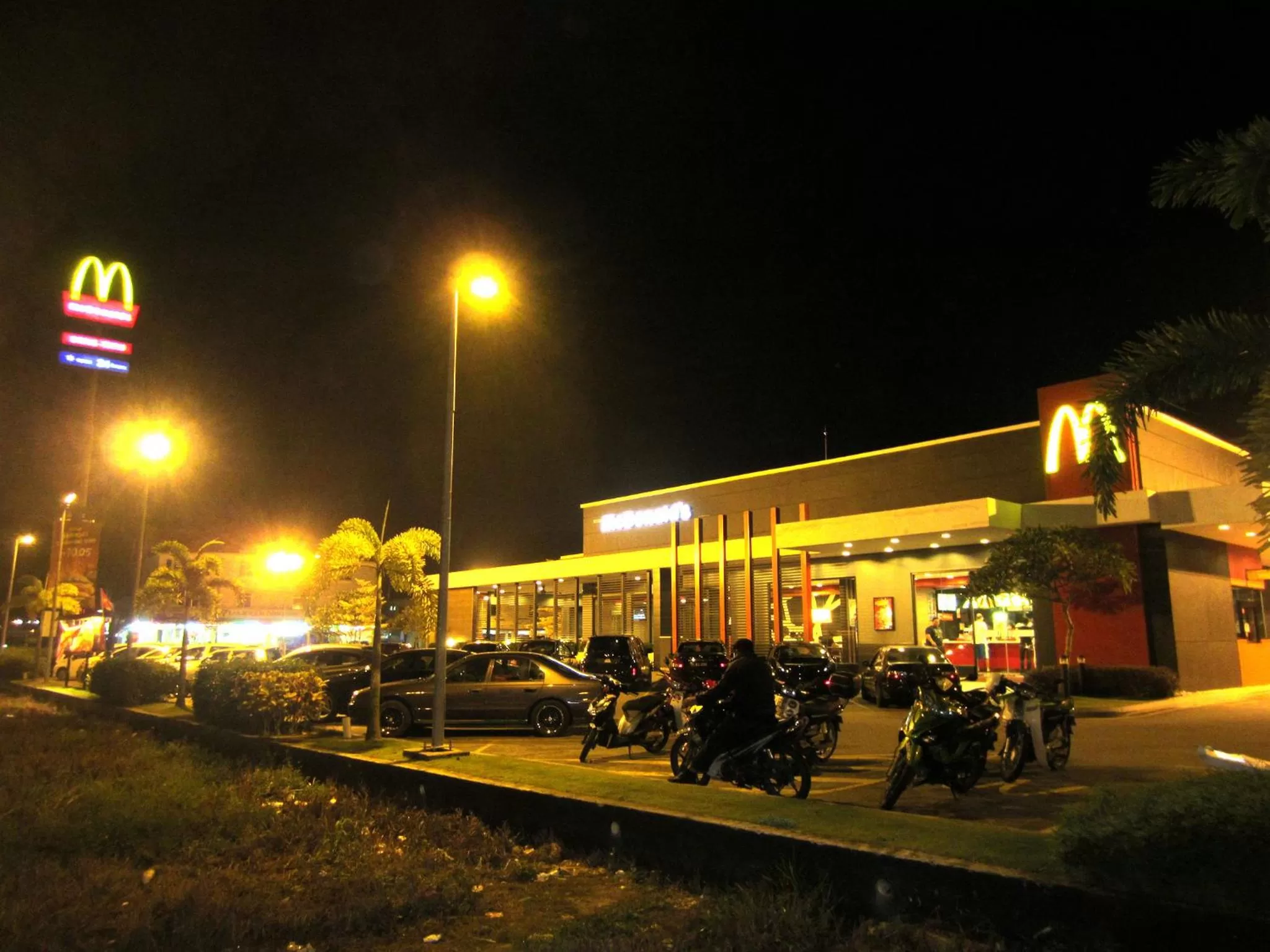 Restaurant/places to eat in RG Grand Hotel