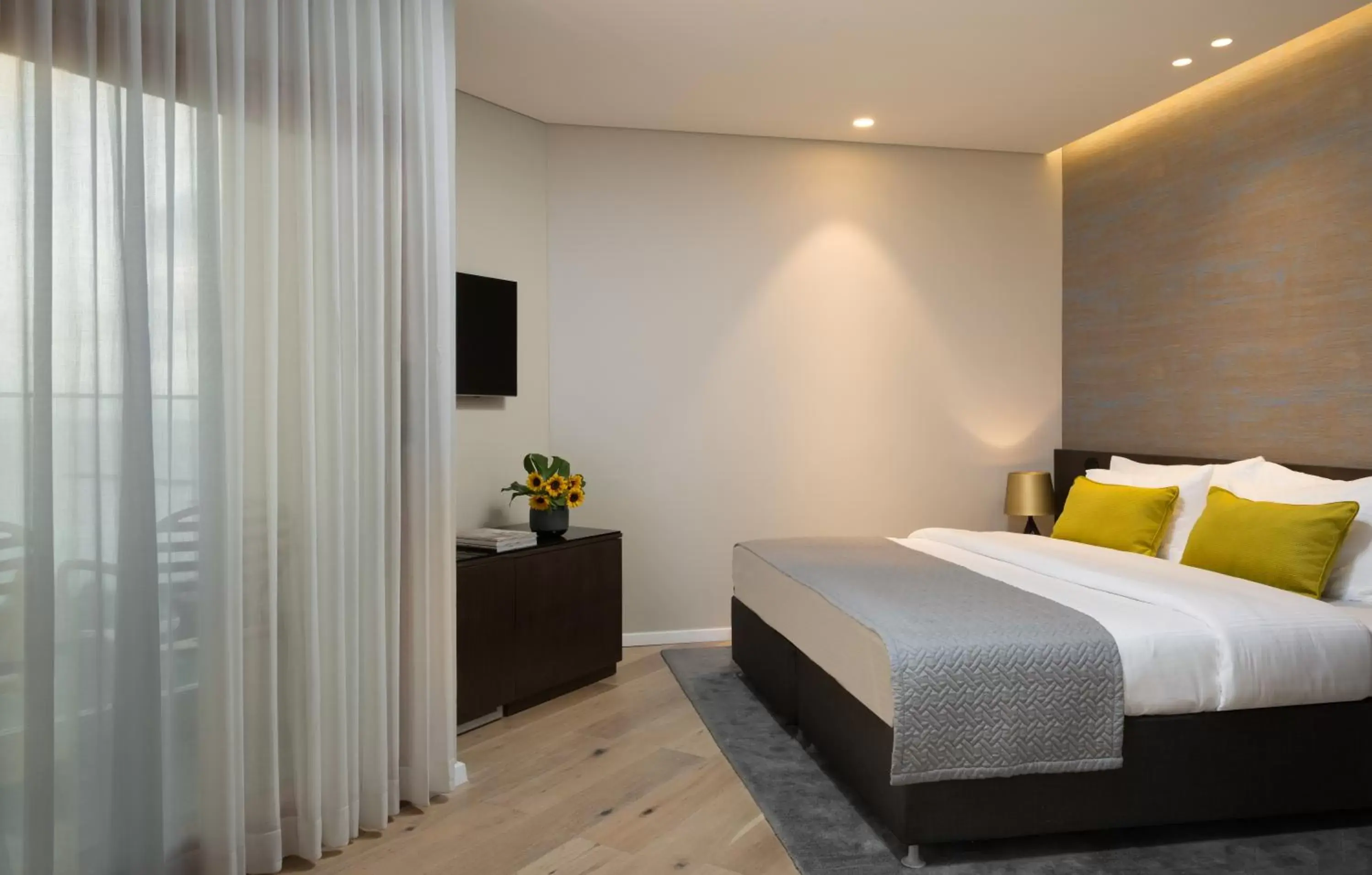 Bedroom, Bed in Carlton Tel Aviv Hotel – Luxury on the Beach