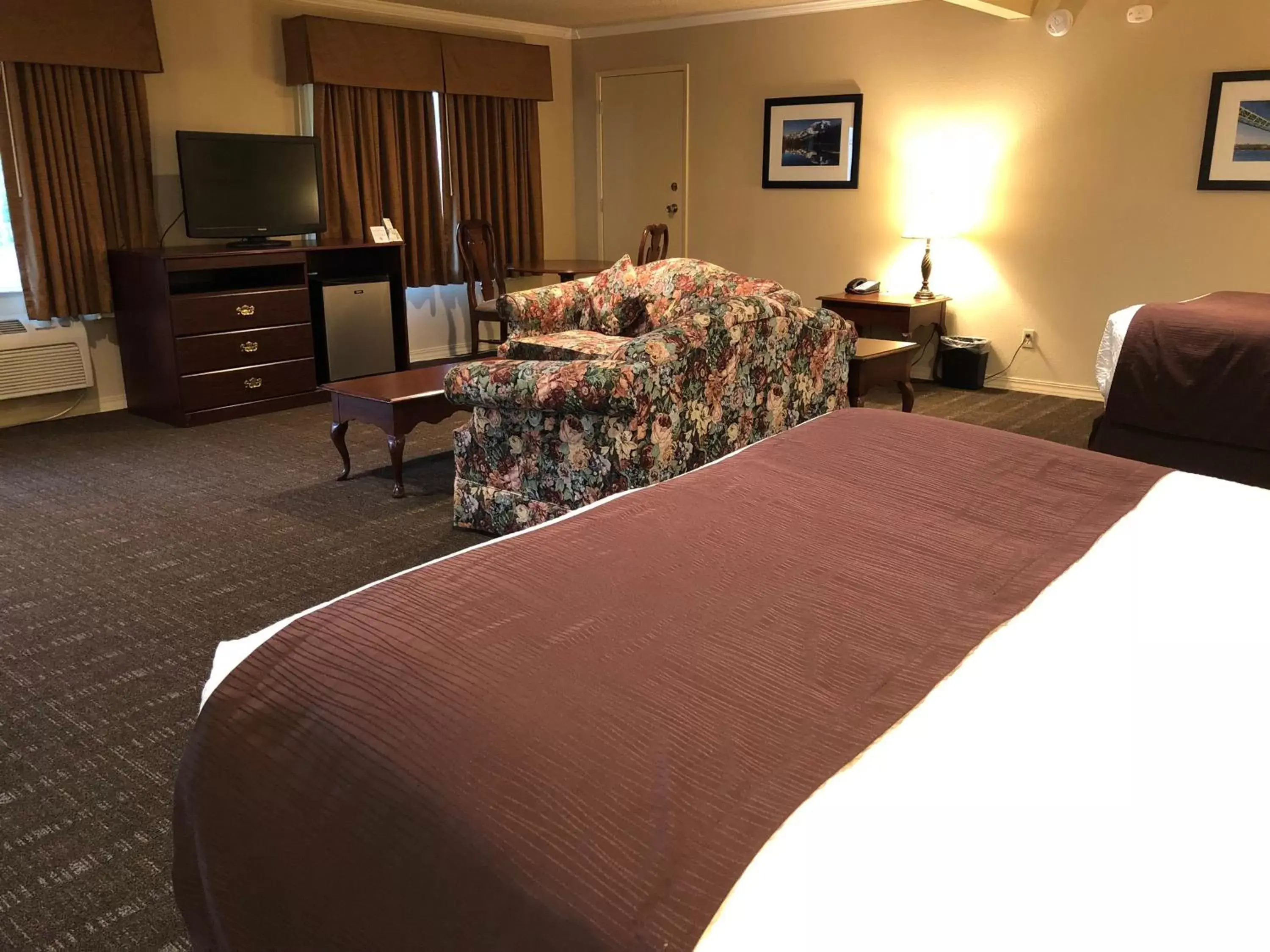 TV and multimedia, Bed in Best Western Lakewood