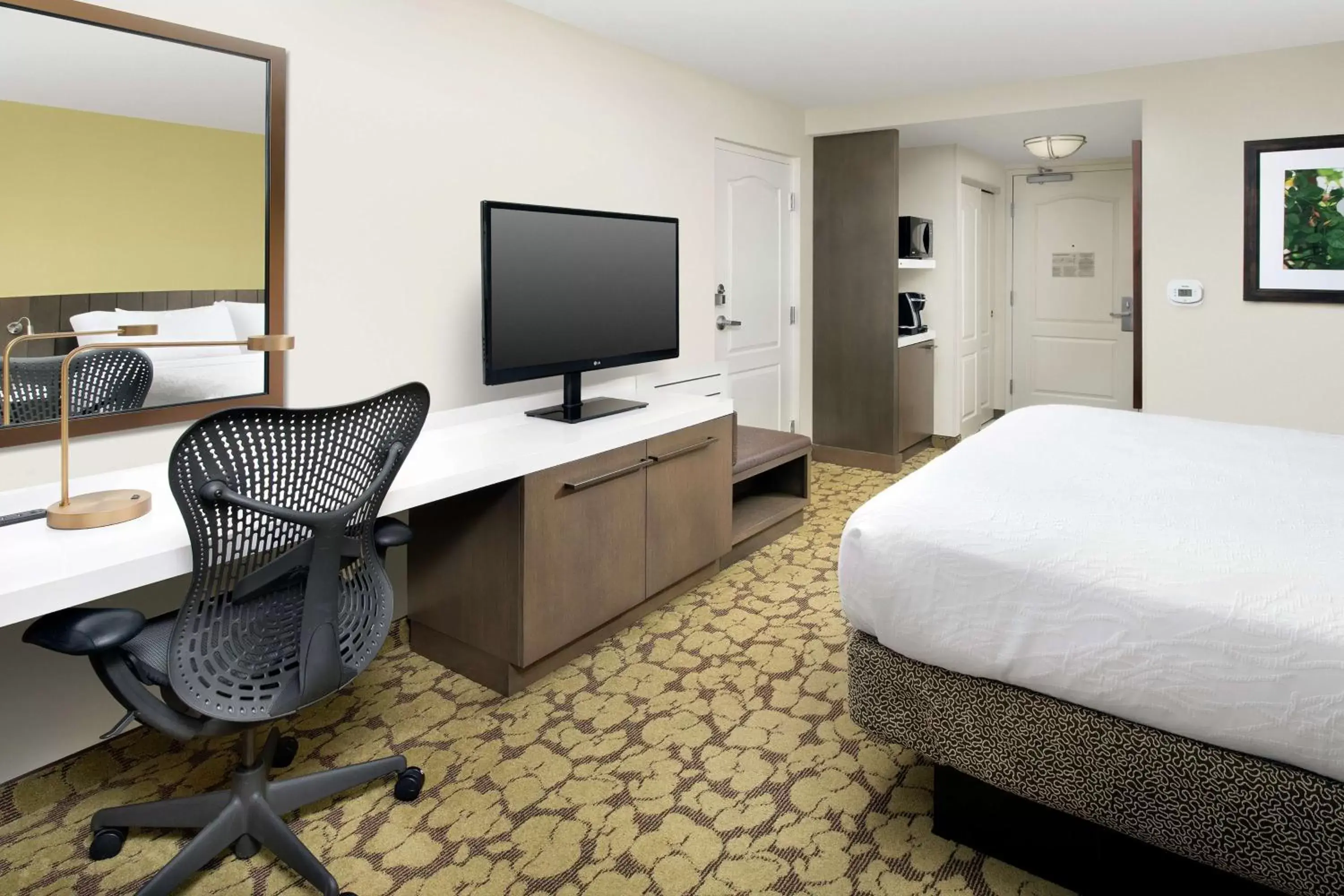 Bedroom, TV/Entertainment Center in Hilton Garden Inn Frederick