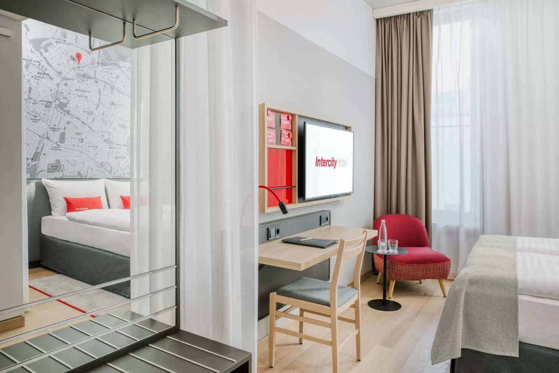 Living room, Bed in IntercityHotel Hamburg-Barmbek Living room, Bed in IntercityHotel Hamburg-Barmbek