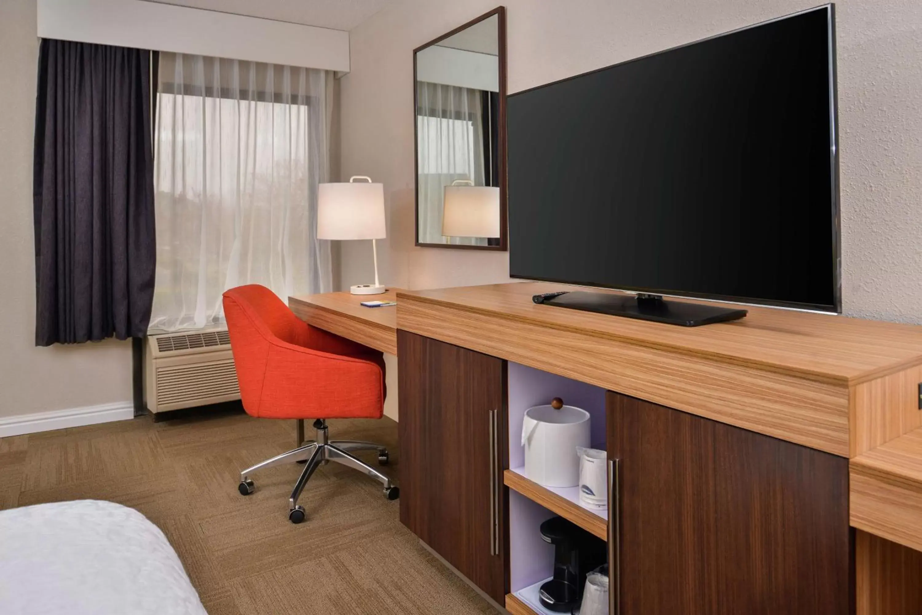 Bedroom, TV/Entertainment Center in Hampton Inn Raleigh Clayton I-40 Garner