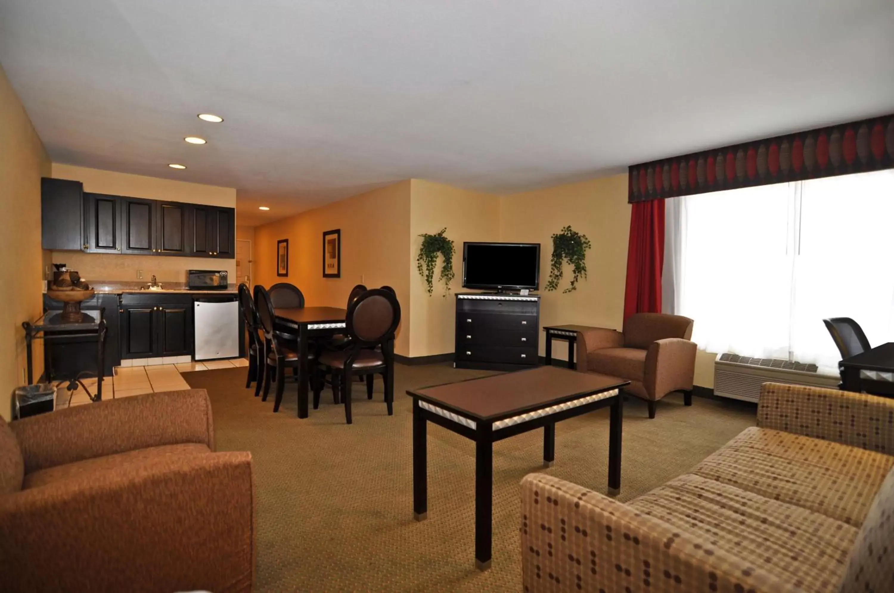Photo of the whole room, Seating Area in Best Western Plus Bessemer