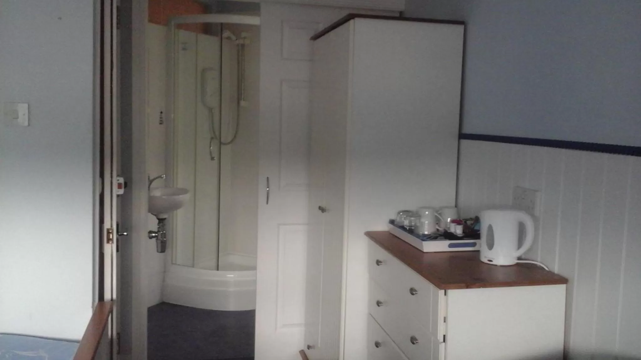 Coffee/tea facilities, Bathroom in The Mariner Guest House