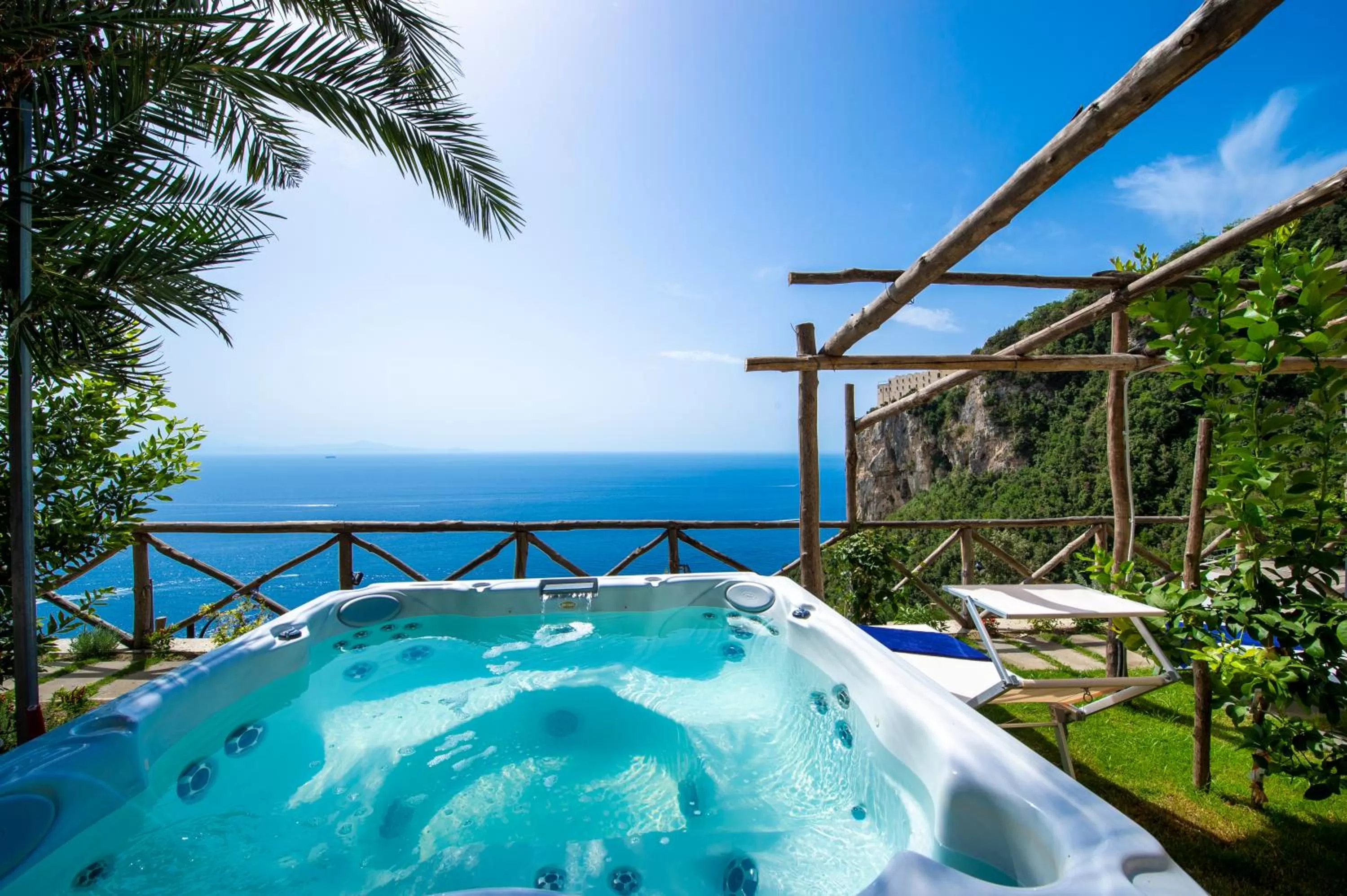 Solarium, Swimming Pool in Villa Foglia Amalfi