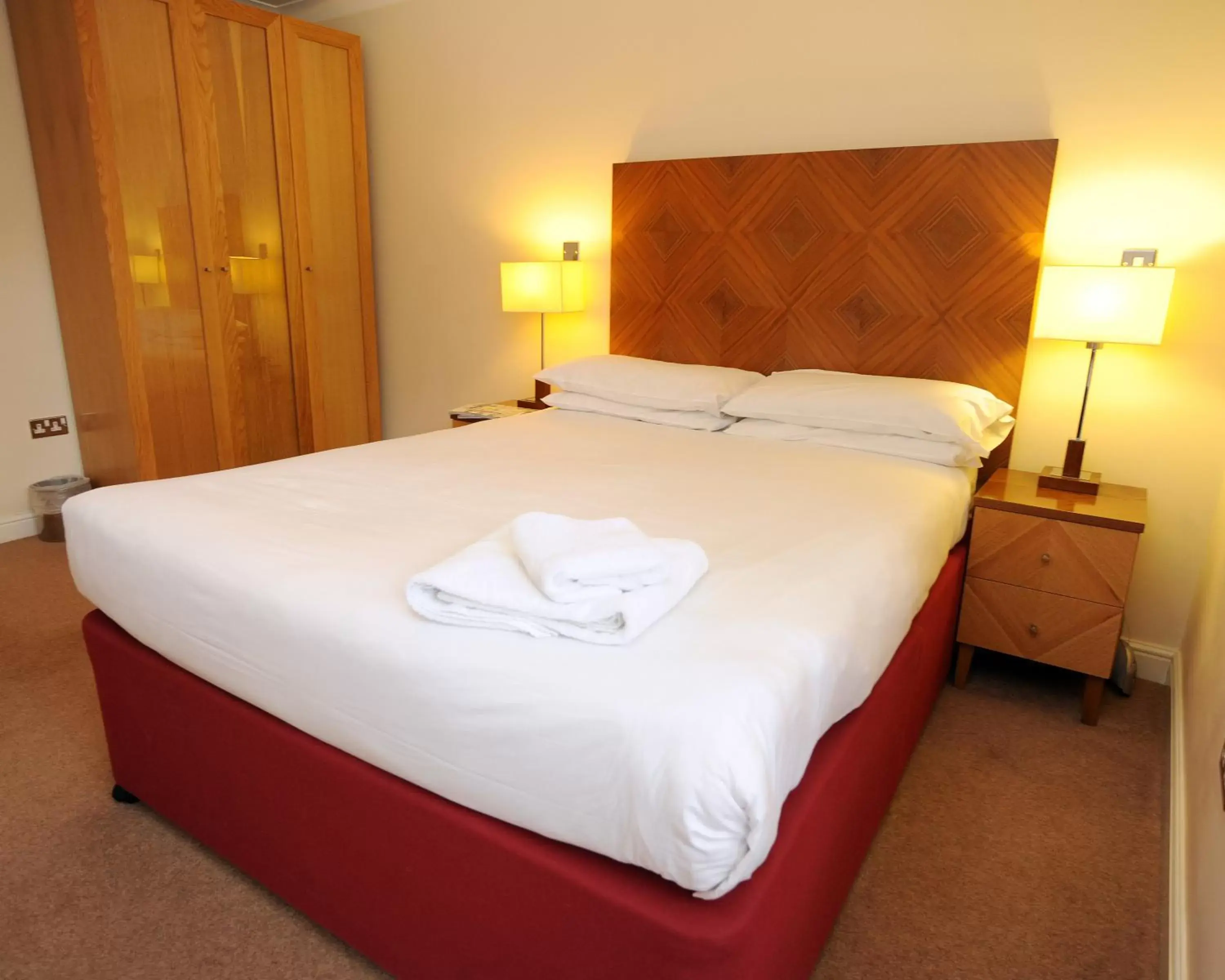 Bedroom, Bed in PREMIER SUITES Bristol Redcliffe