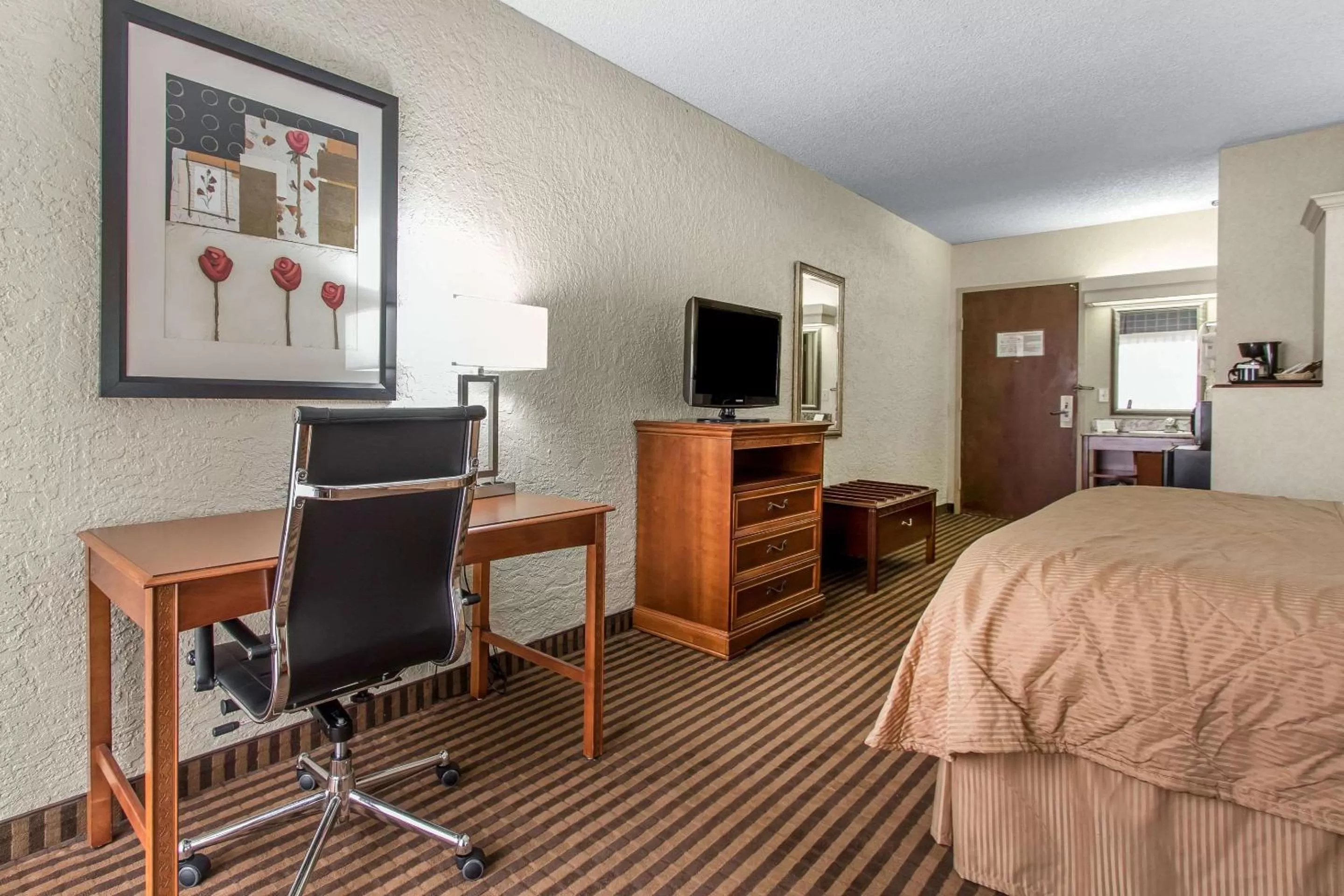 Photo of the whole room, Bed in Clarion Hotel Broken Arrow - Tulsa
