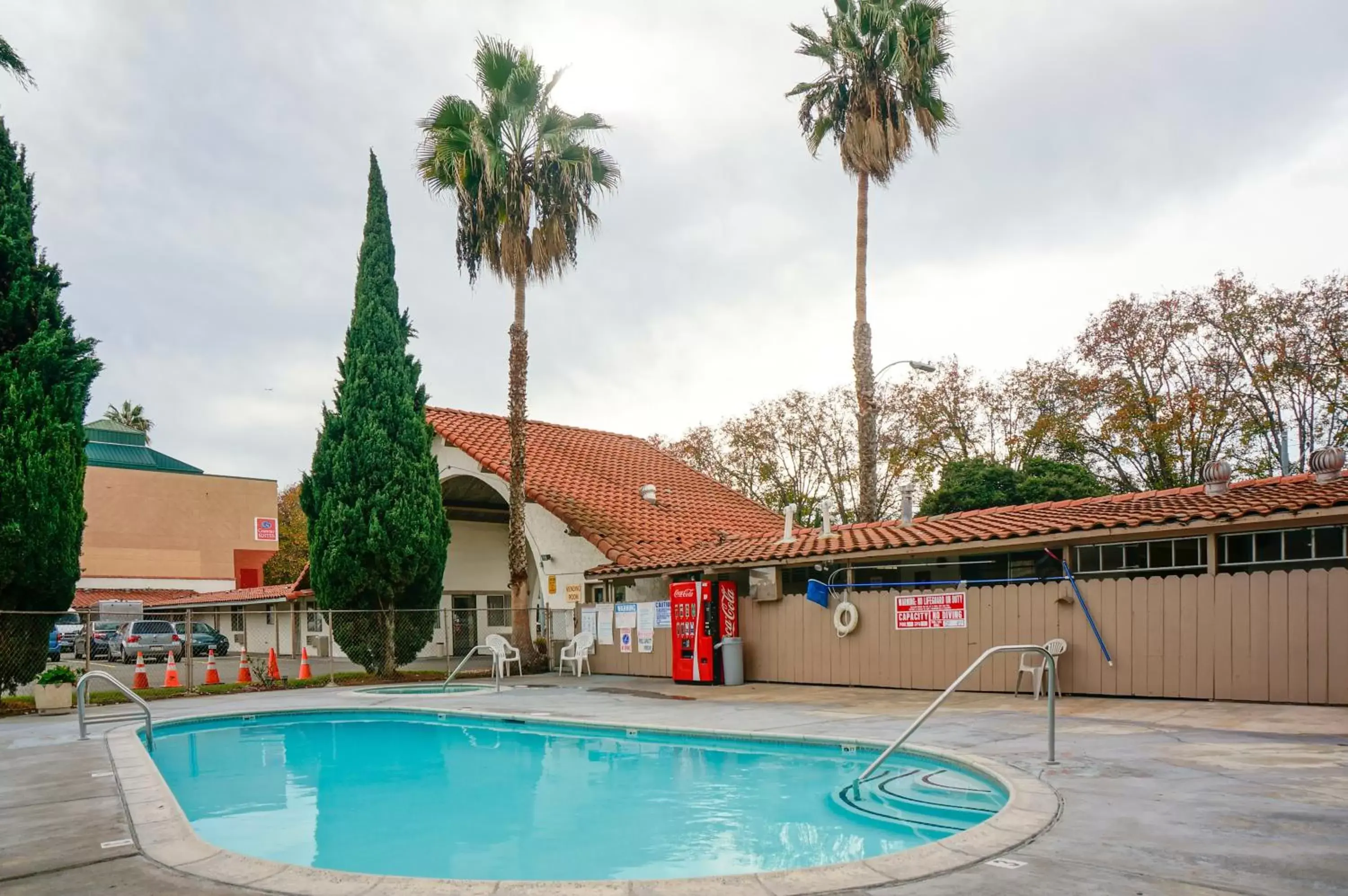 Swimming Pool in EZ 8 Motel San Jose I