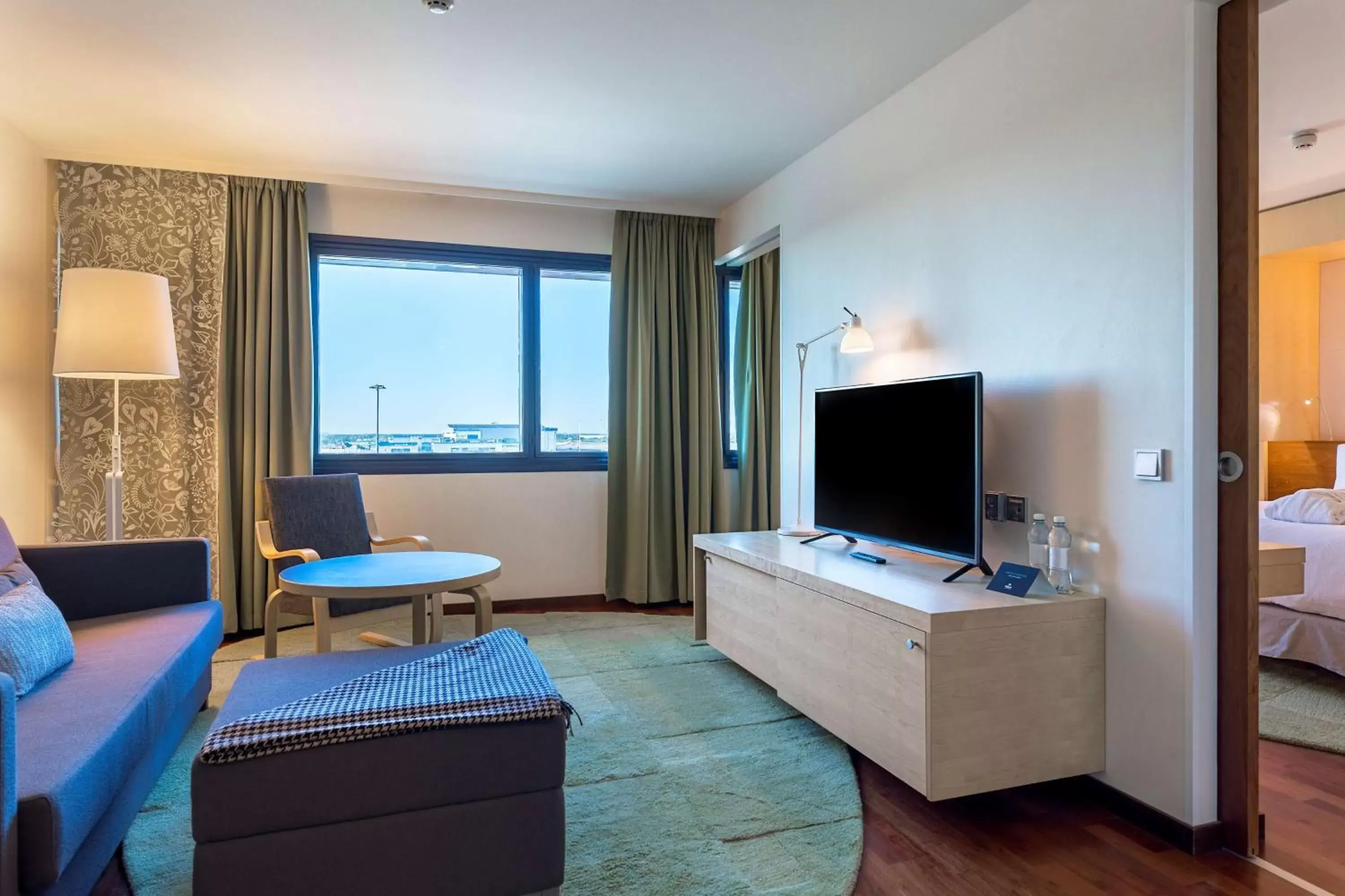 Living room, TV/Entertainment Center in Hilton Helsinki Airport