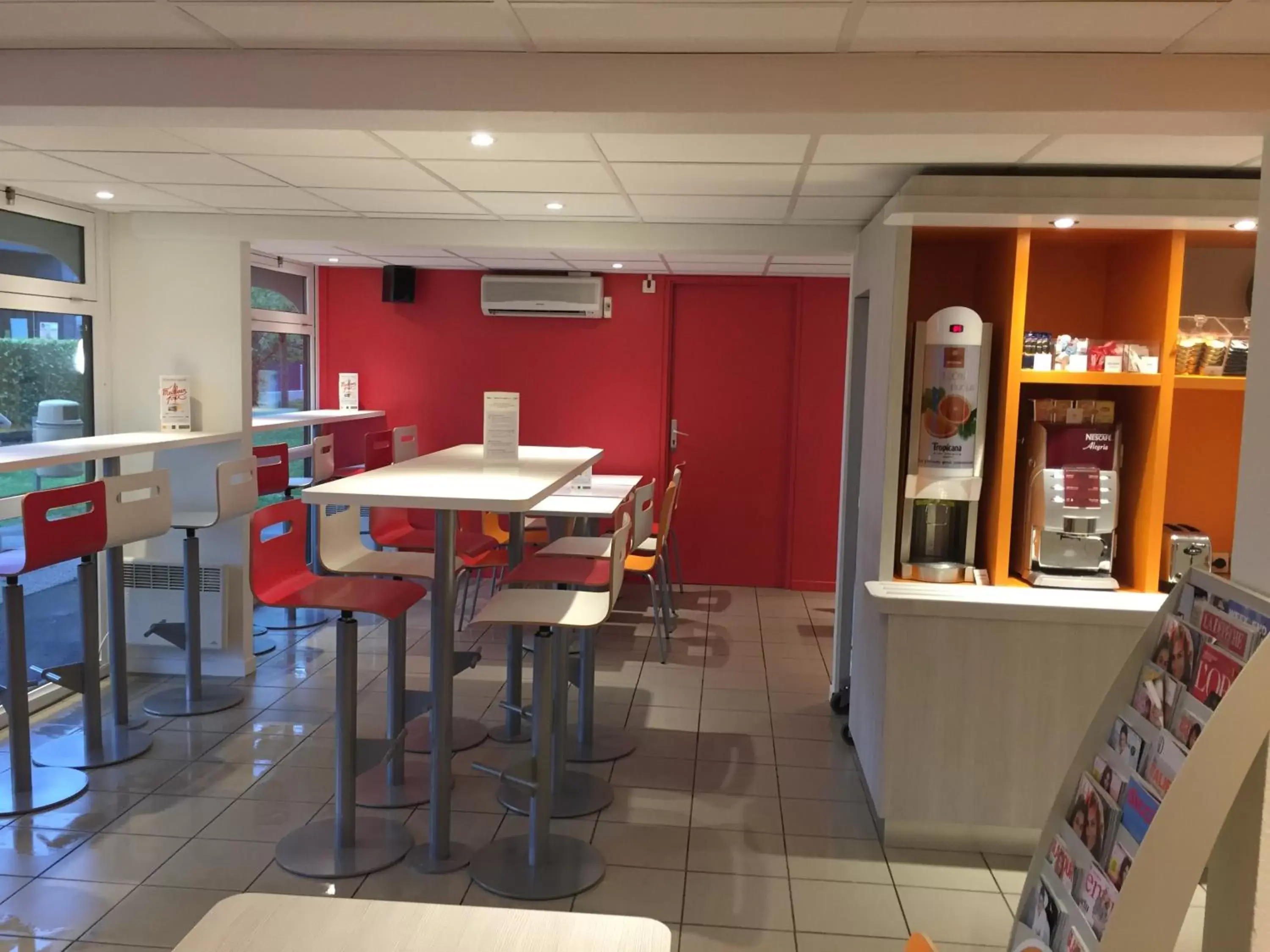 Lobby or reception, Restaurant/Places to Eat in Premiere Classe Toulouse Sud - Portet