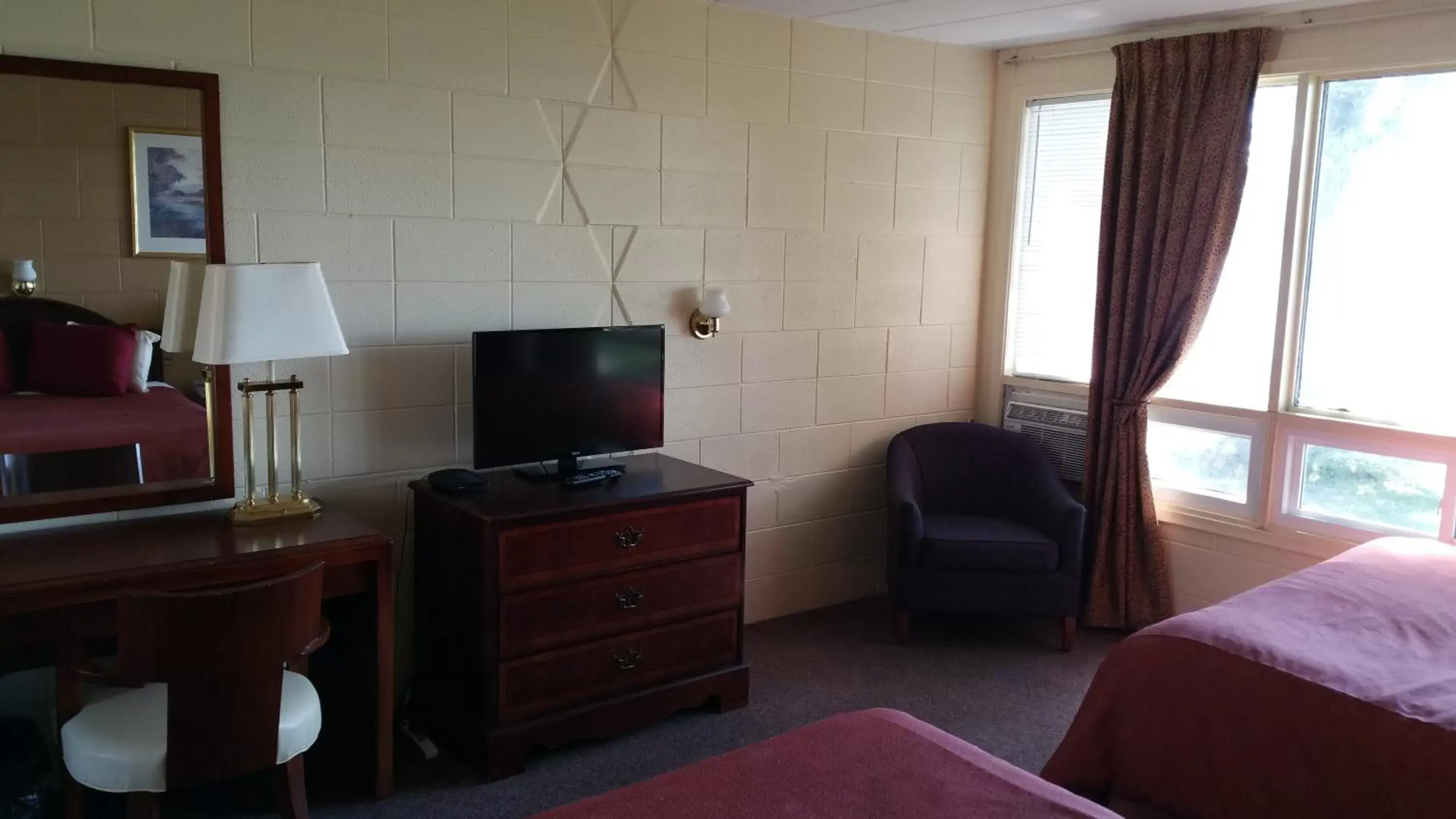 Living room, TV/Entertainment Center in Riverview Motel