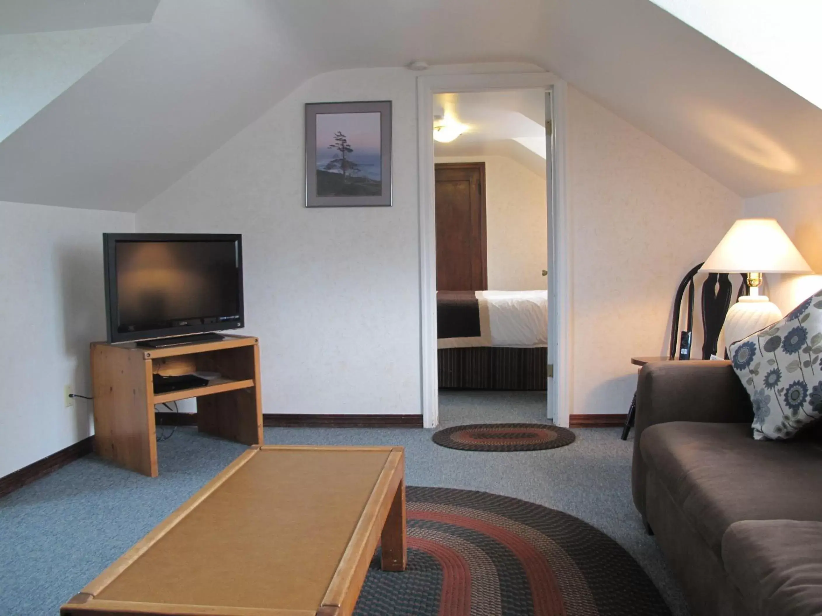 Living room, TV/Entertainment Center in Ecola Creek Lodge