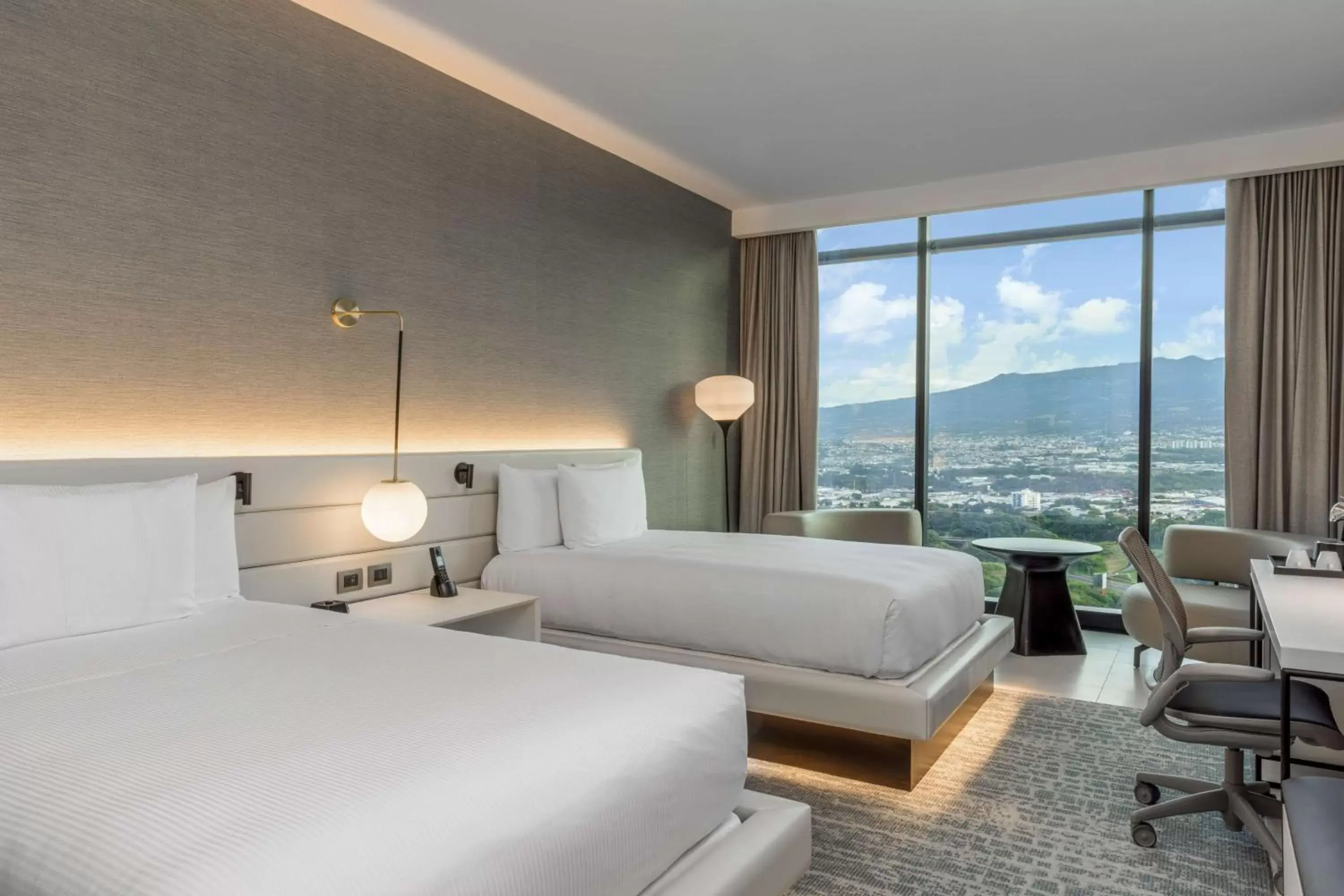 Bedroom, Mountain View in Hilton San Jose La Sabana
