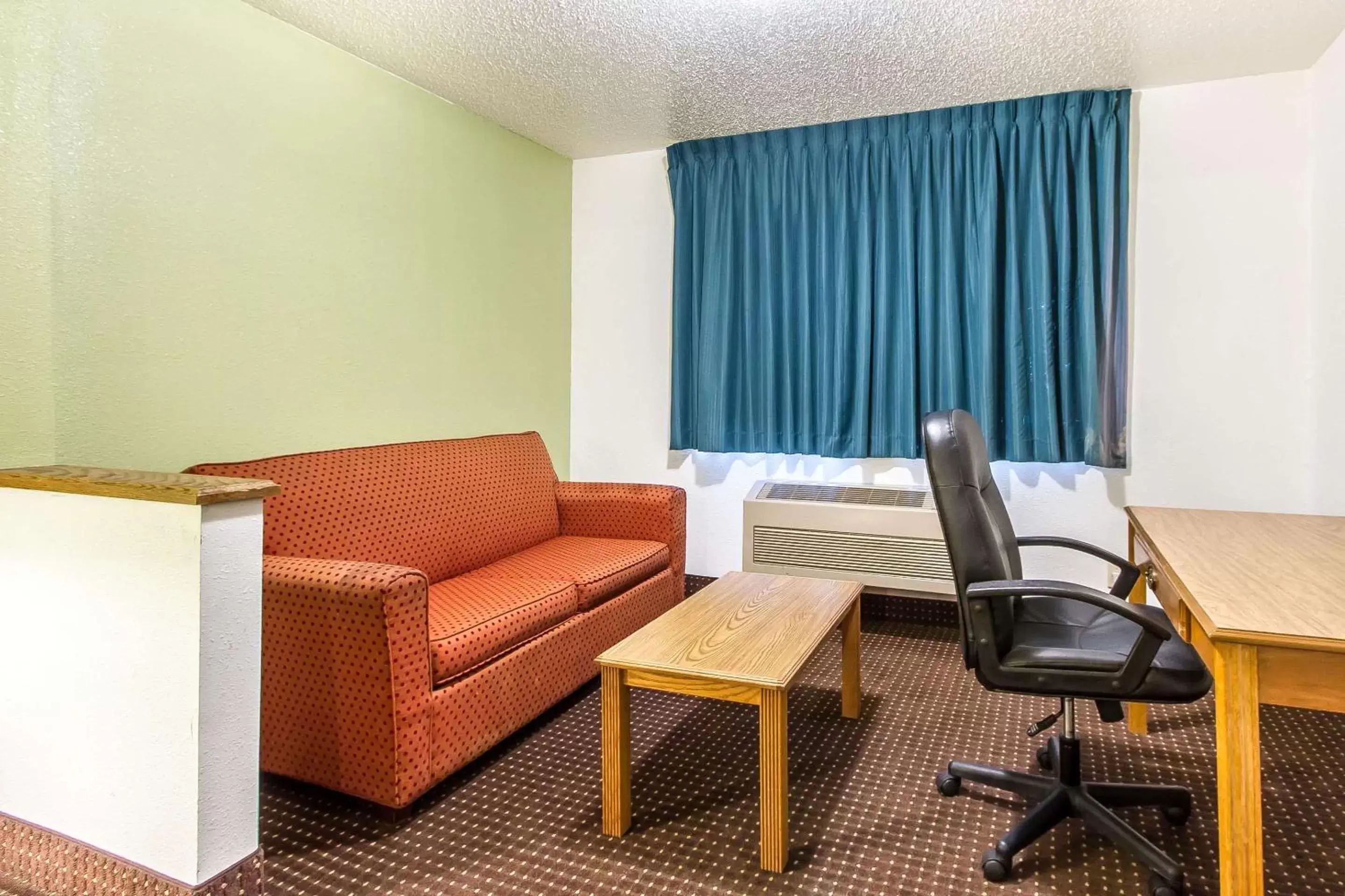 Photo of the whole room, Seating Area in Econo Lodge Inn & Suites