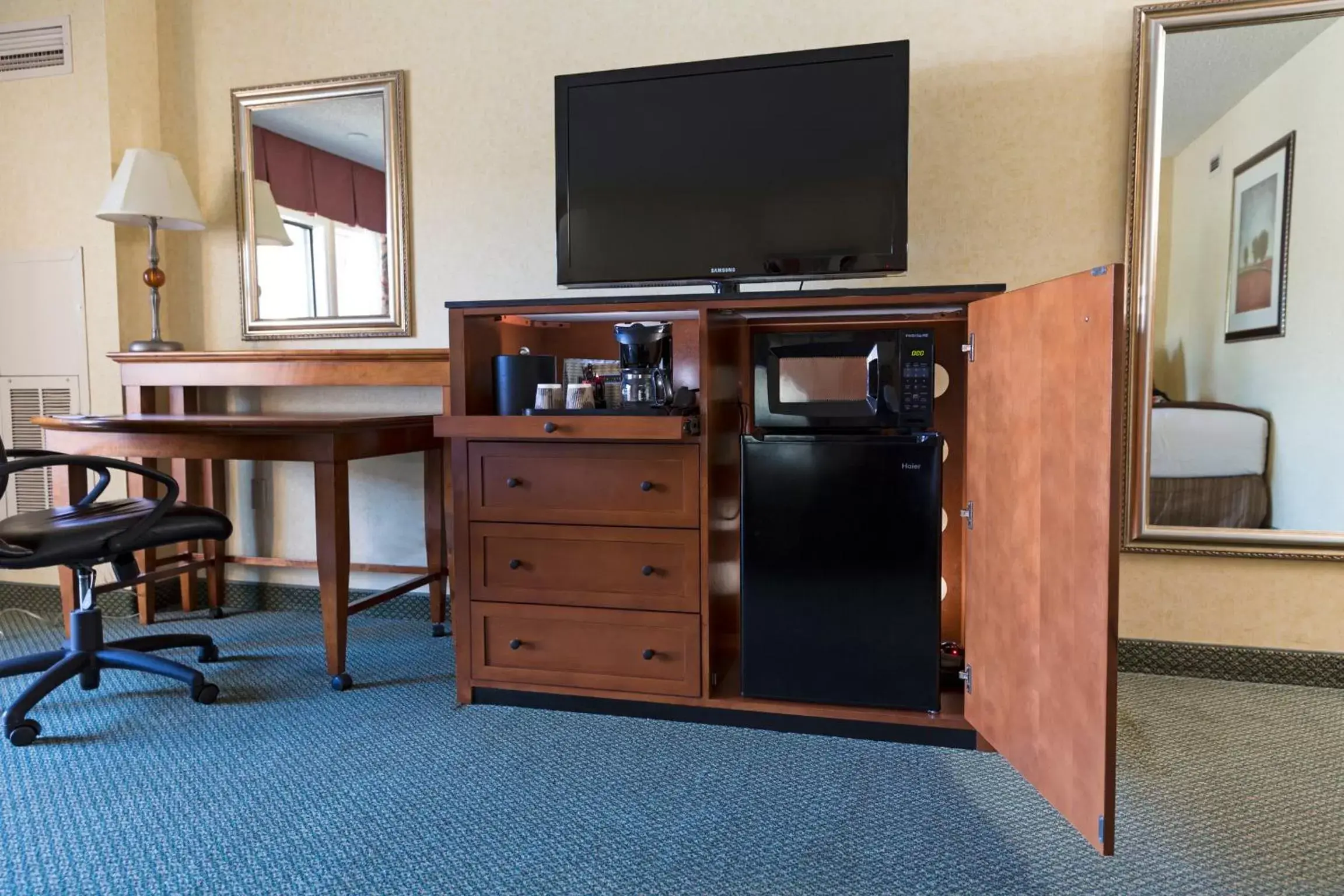 TV and multimedia, TV/Entertainment Center in Red Lion Hotel Yakima Center