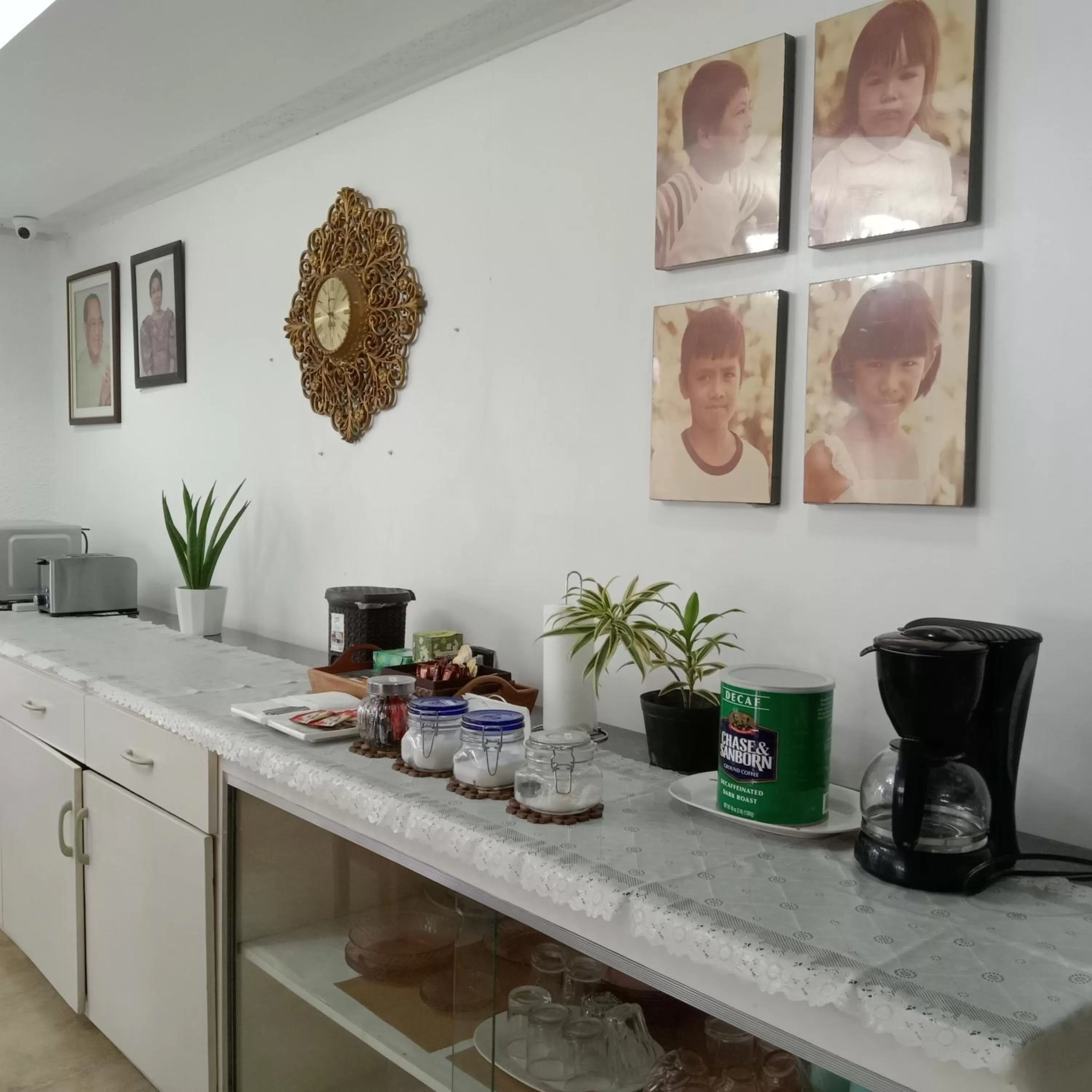 Coffee/tea facilities in Amor's Place