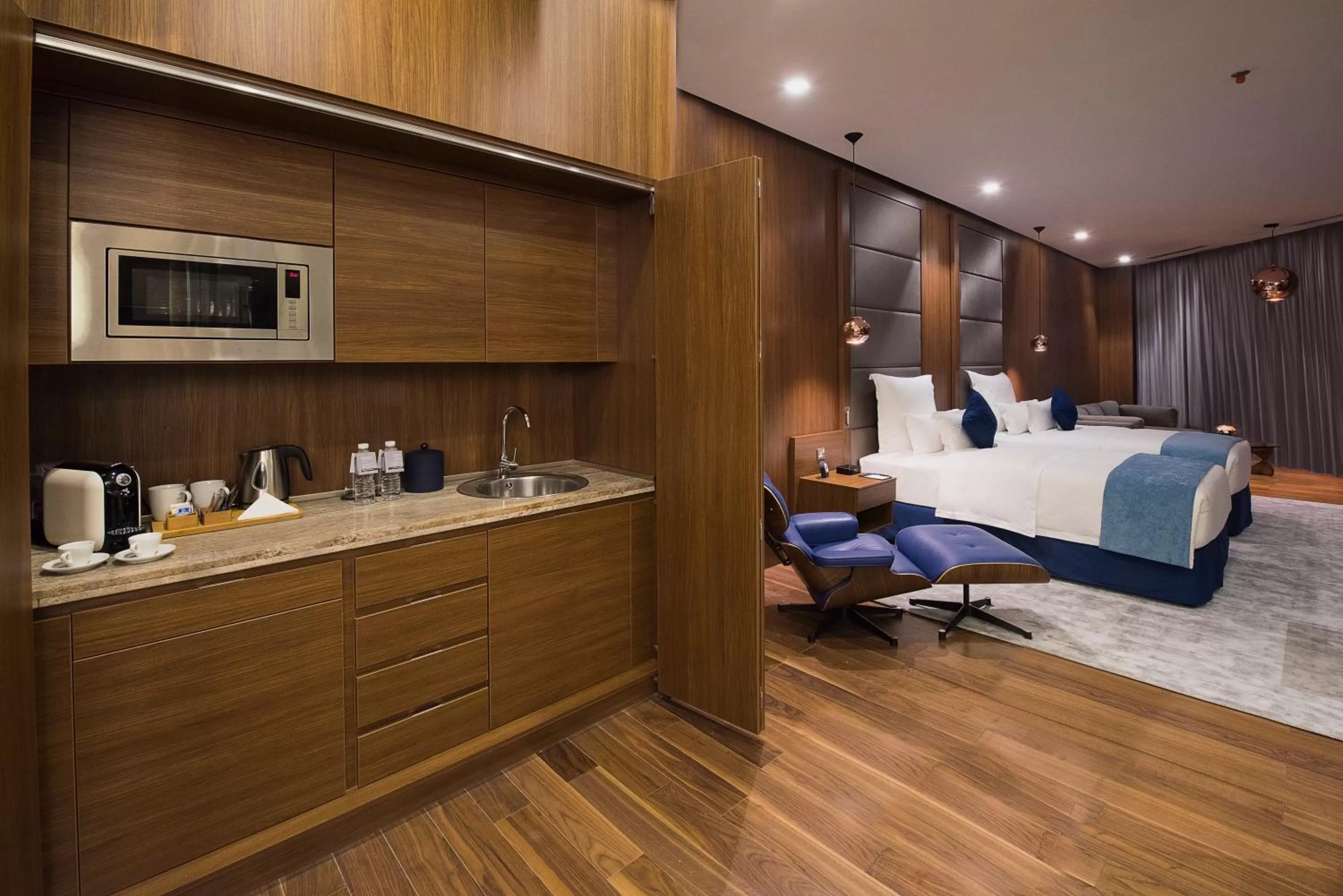 Kitchen or kitchenette, Bed in Wyndham Grand Manama