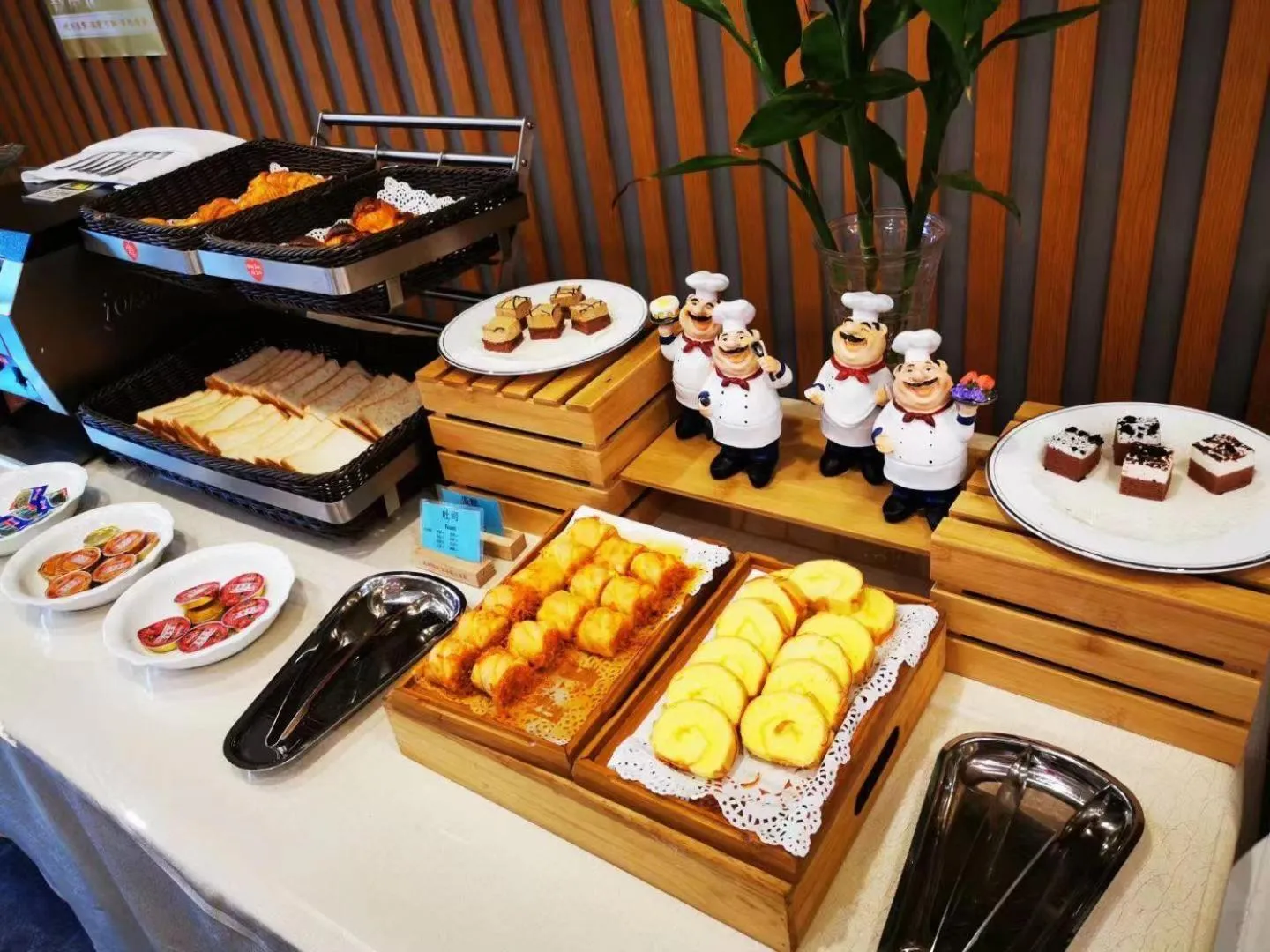 Food and drinks in Holiday Inn Express - Wuhan Optical Valley by IHG