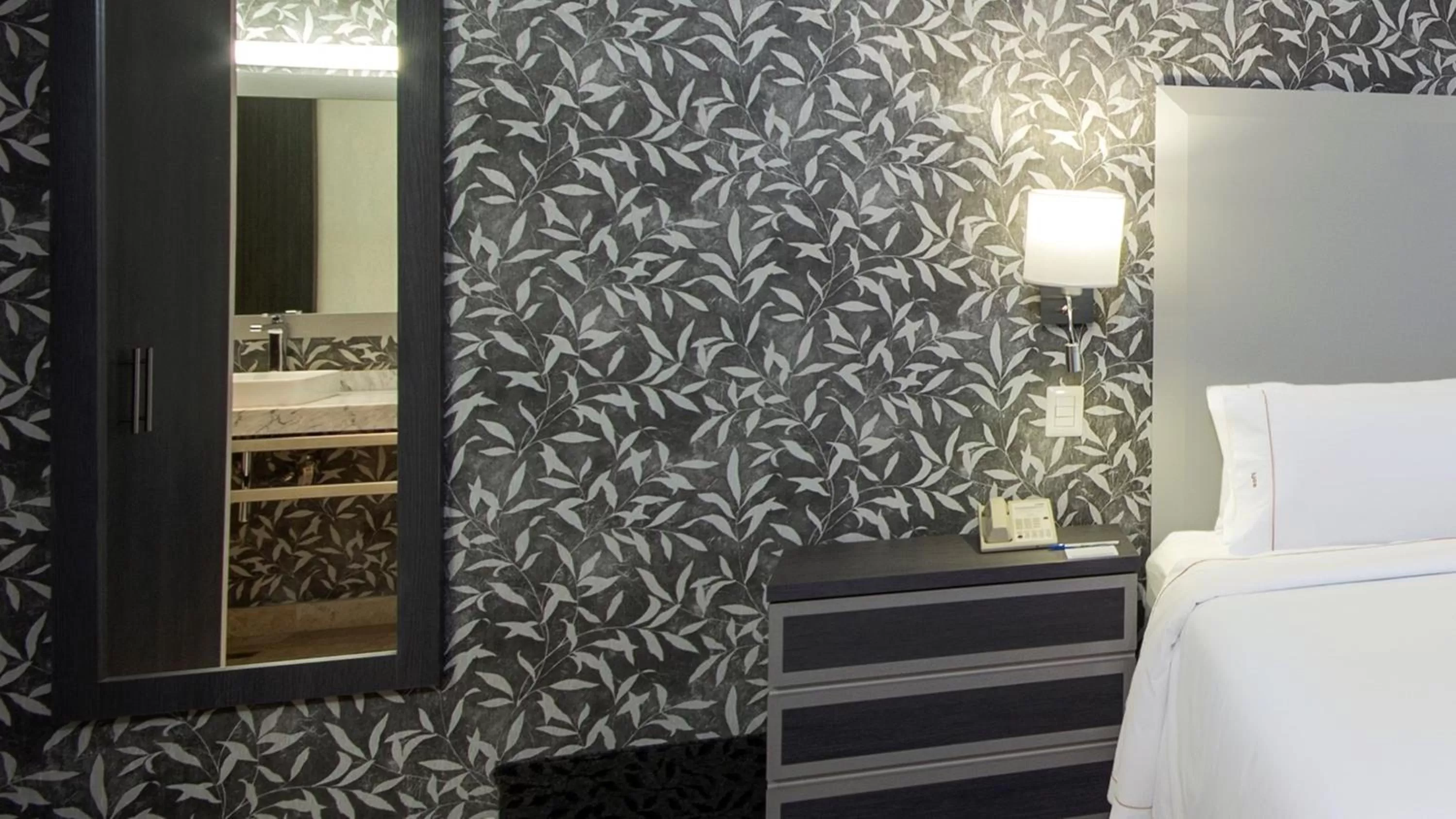 Photo of the whole room, Bed in Holiday Inn Express & Suites Queretaro by IHG