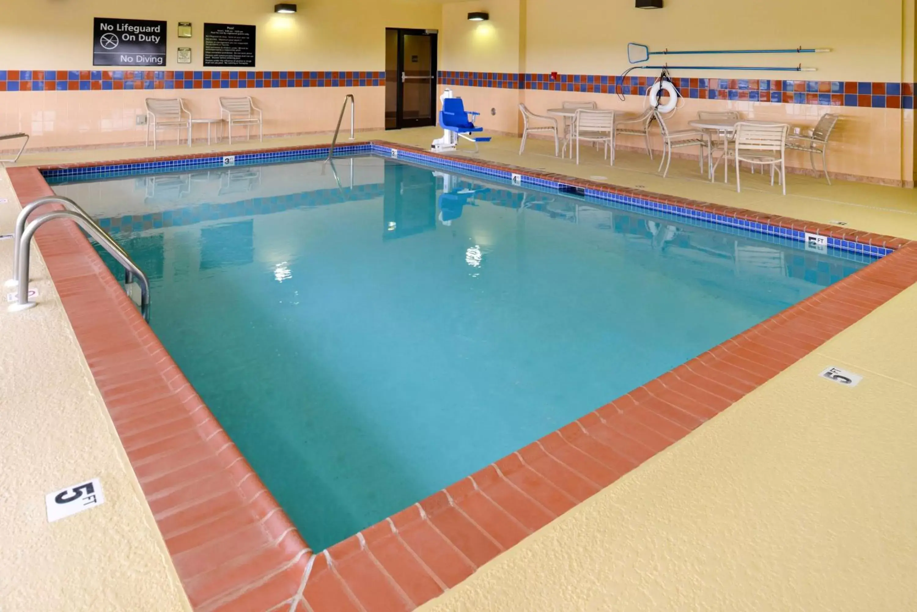 Pool view, Swimming Pool in Hampton Inn Litchfield