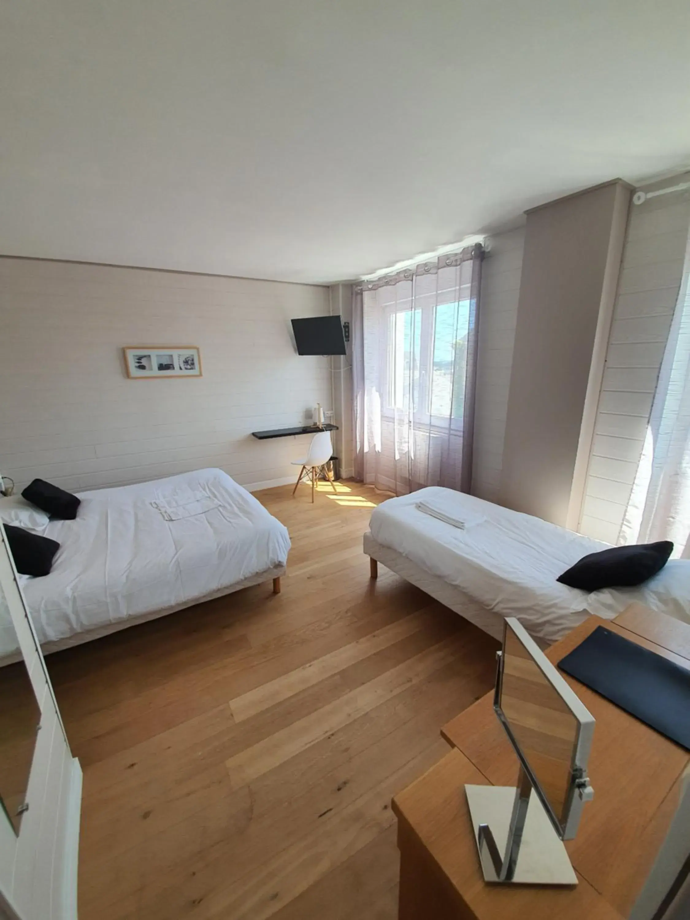 Bedroom, Bed in La Marine