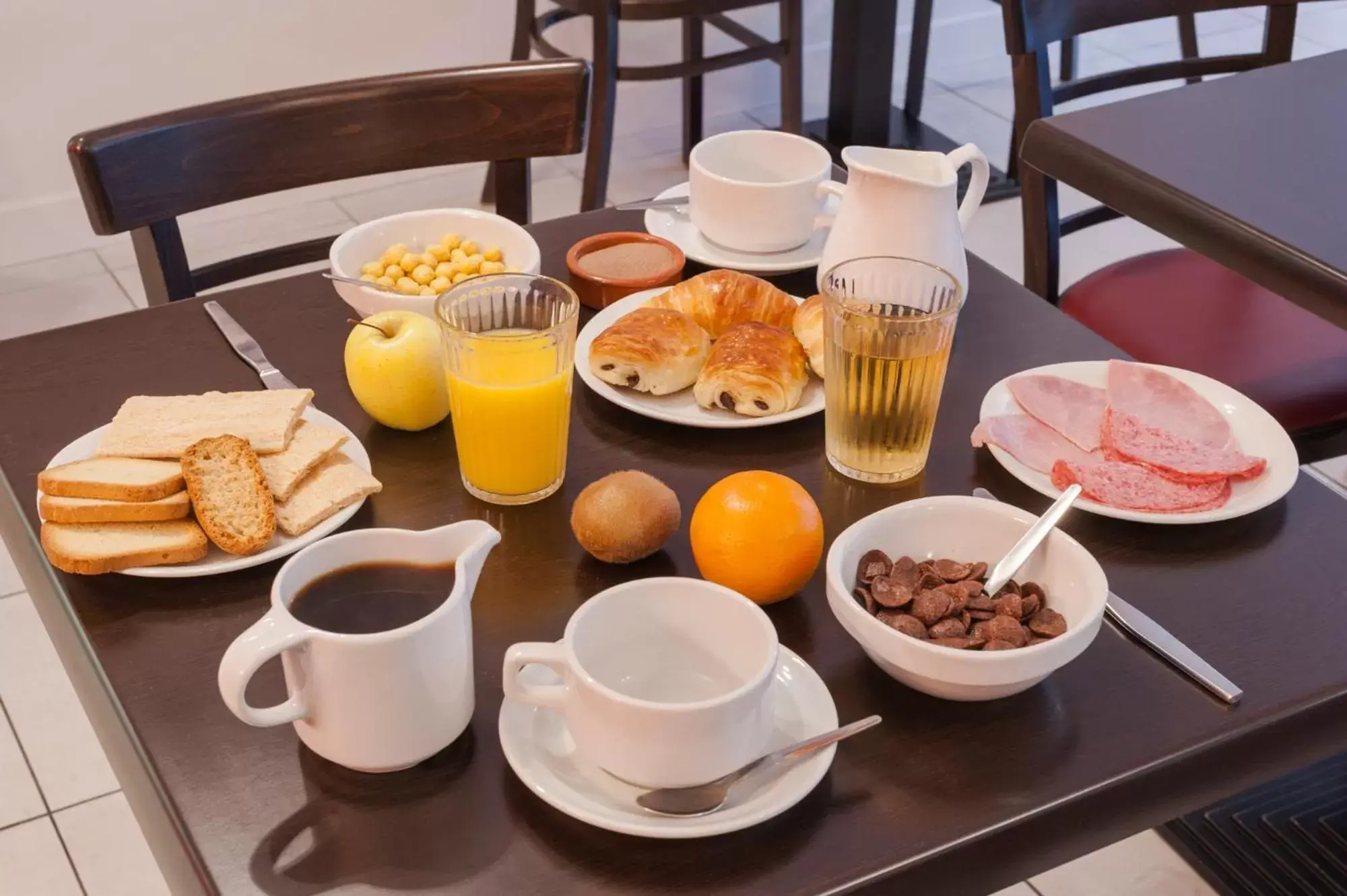 Buffet breakfast, Breakfast in The Originals City, Hôtel Le Savoy, Caen (Inter-Hotel)