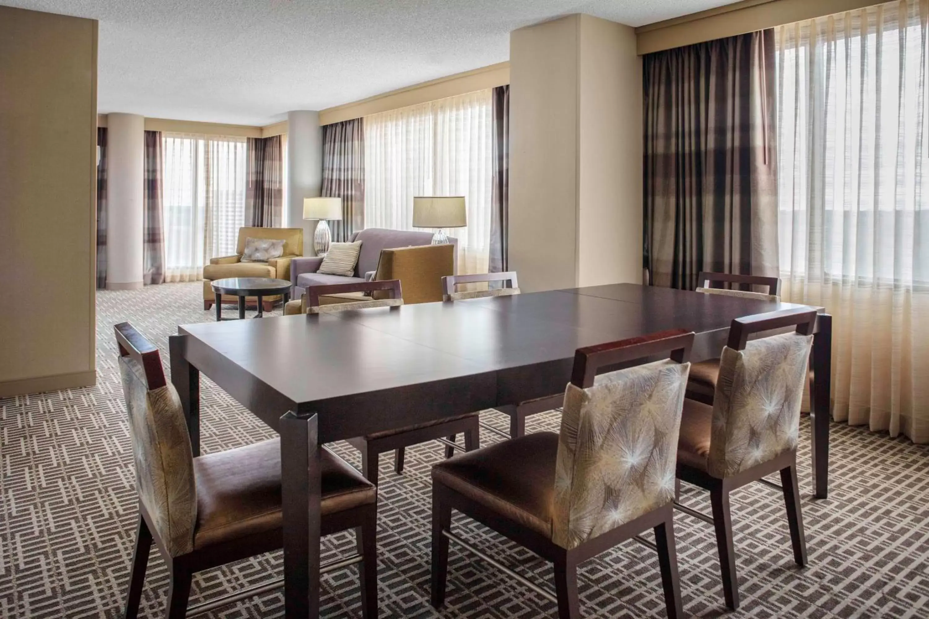 Living room in DoubleTree by Hilton Kansas City - Overland Park