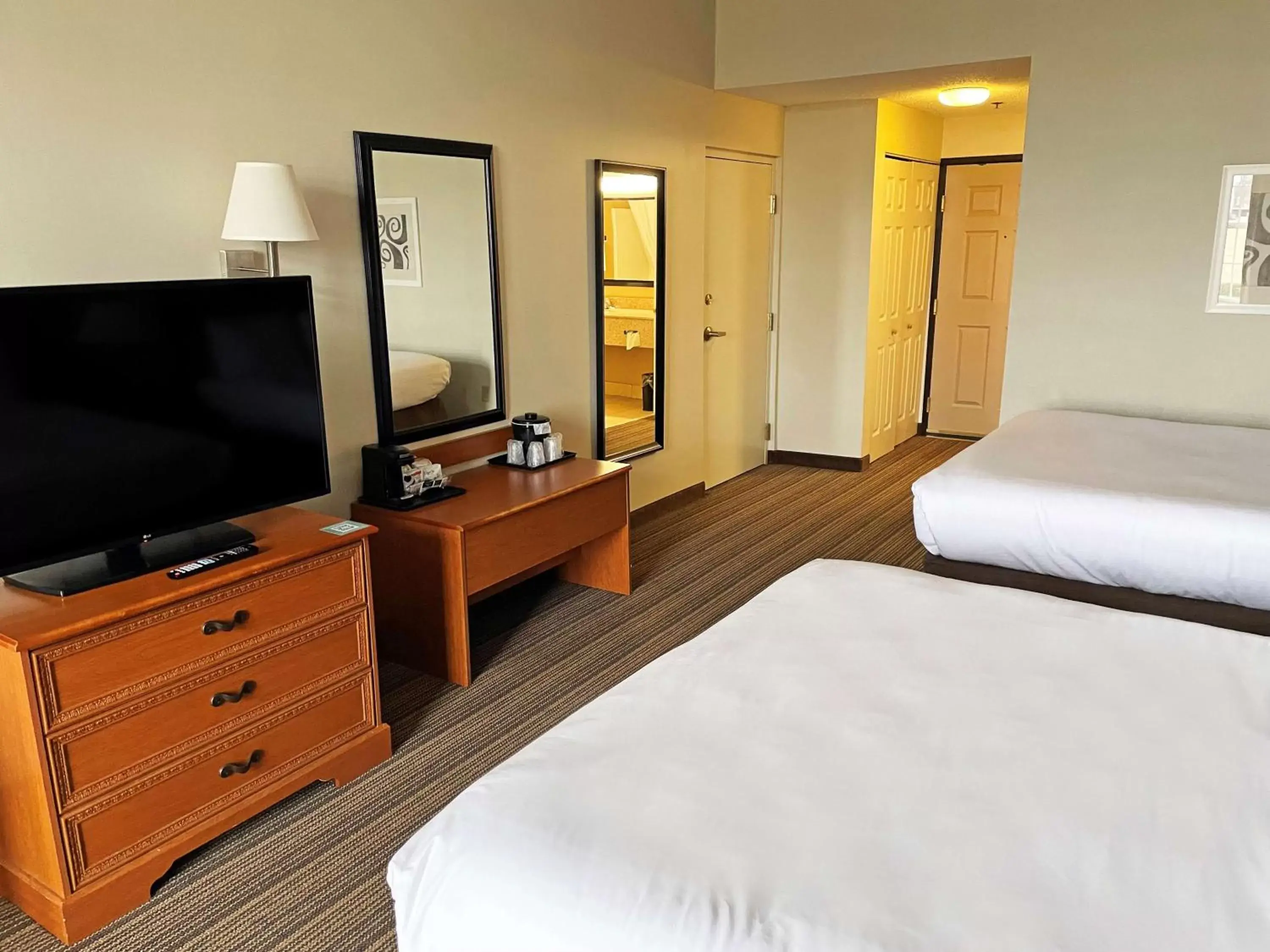 Bedroom, TV/Entertainment Center in Country Inn & Suites by Radisson, Findlay, OH