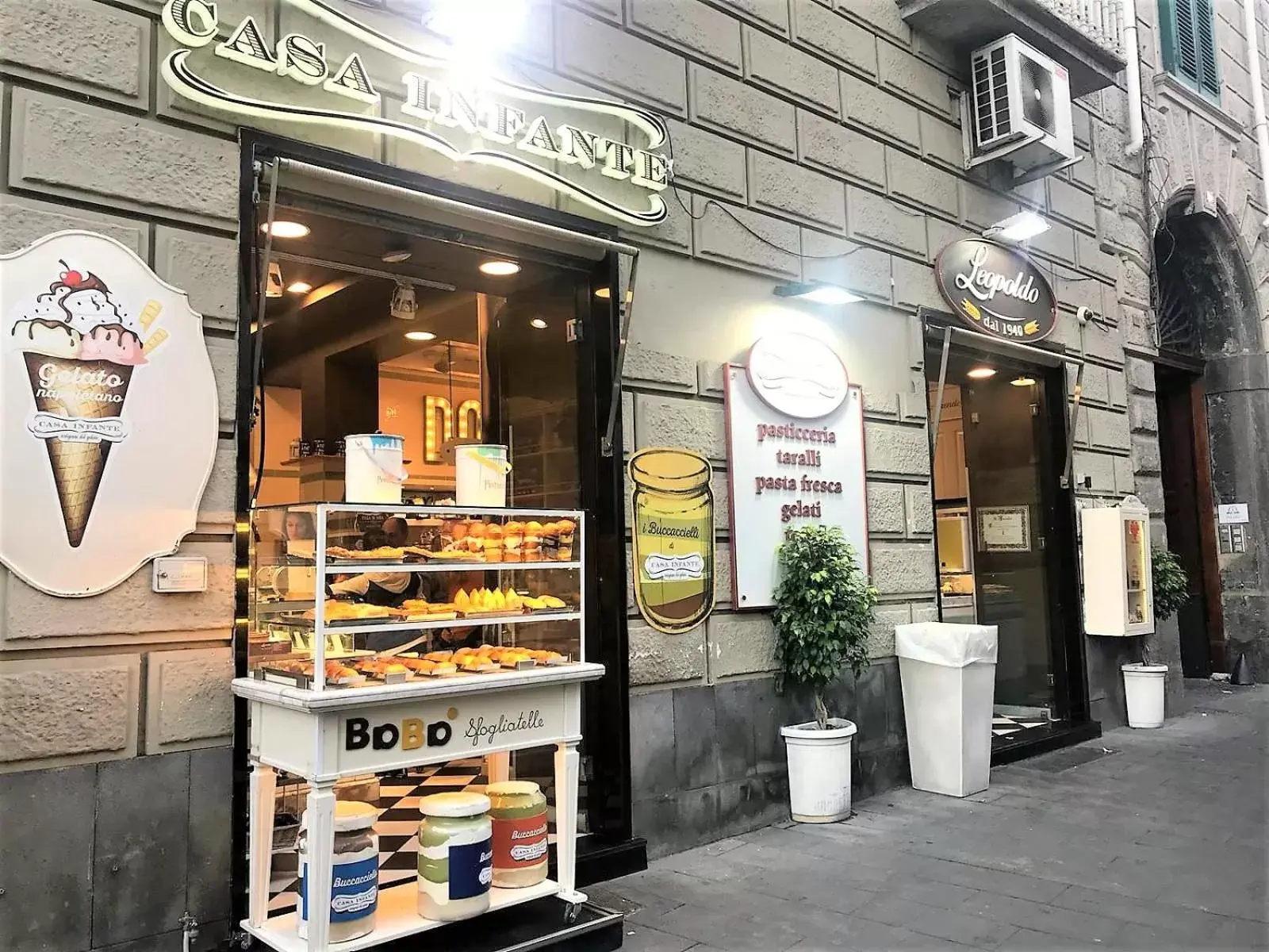 Breakfast, Supermarket/Shops in Palazzo Toledano