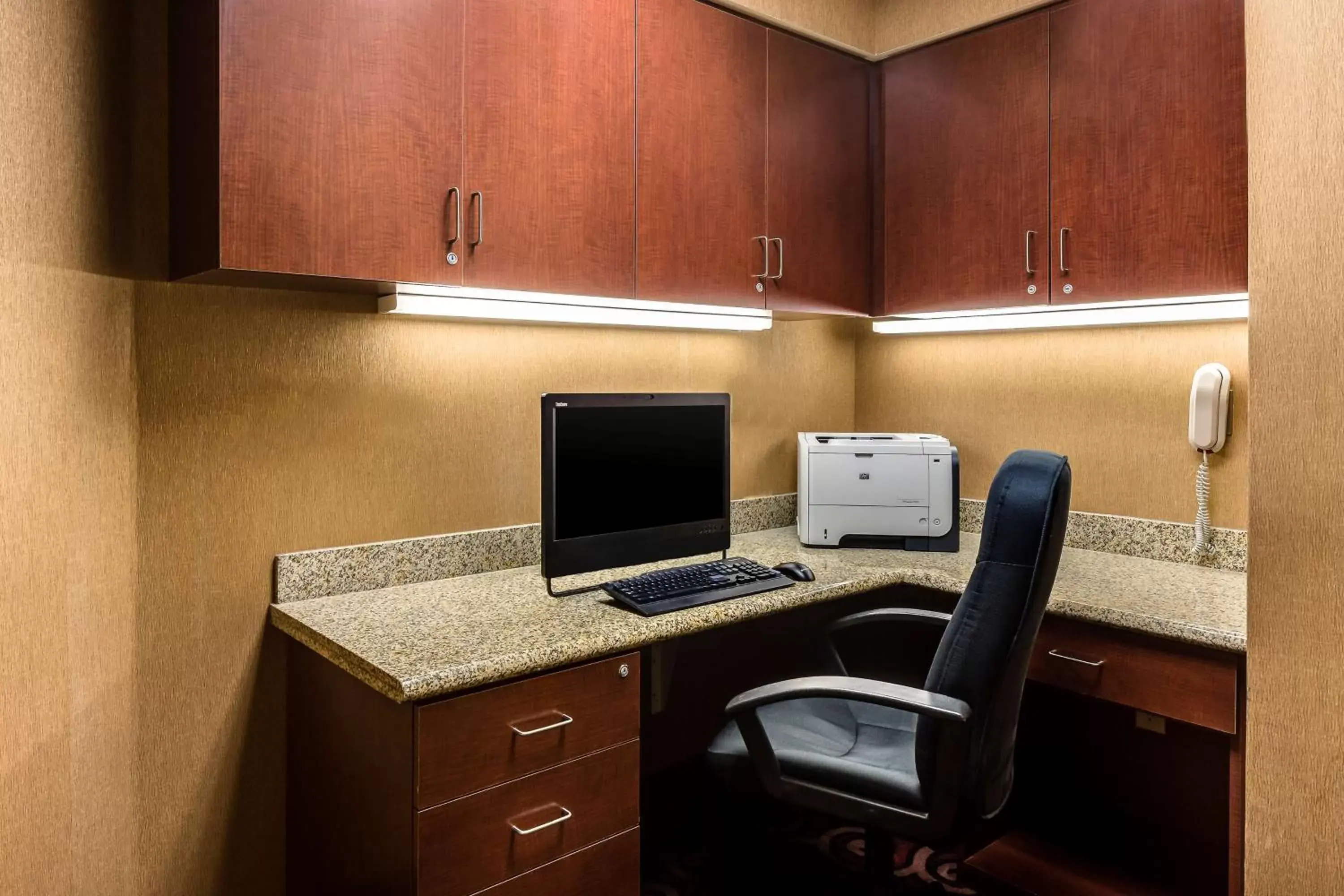 Business facilities in Hampton Inn & Suites West Bend