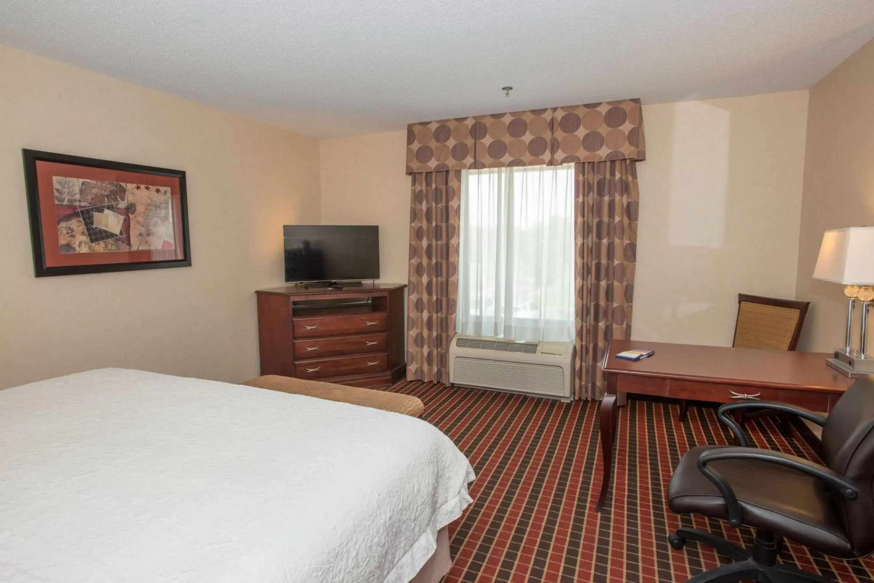 Bedroom, TV/Entertainment Center in Hampton Inn & Suites Dayton-Airport