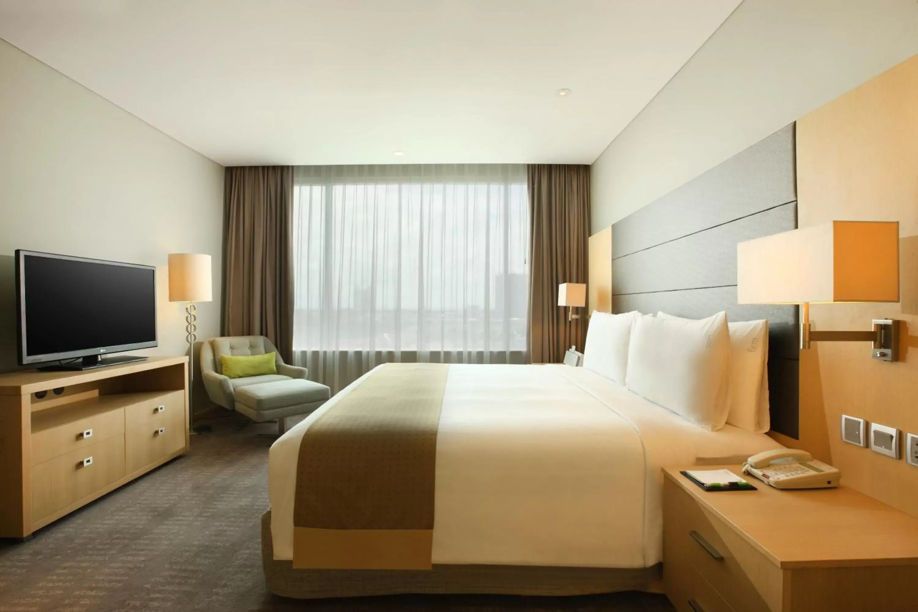 Bedroom, Bed in Holiday Inn Jakarta Kemayoran, an IHG Hotel