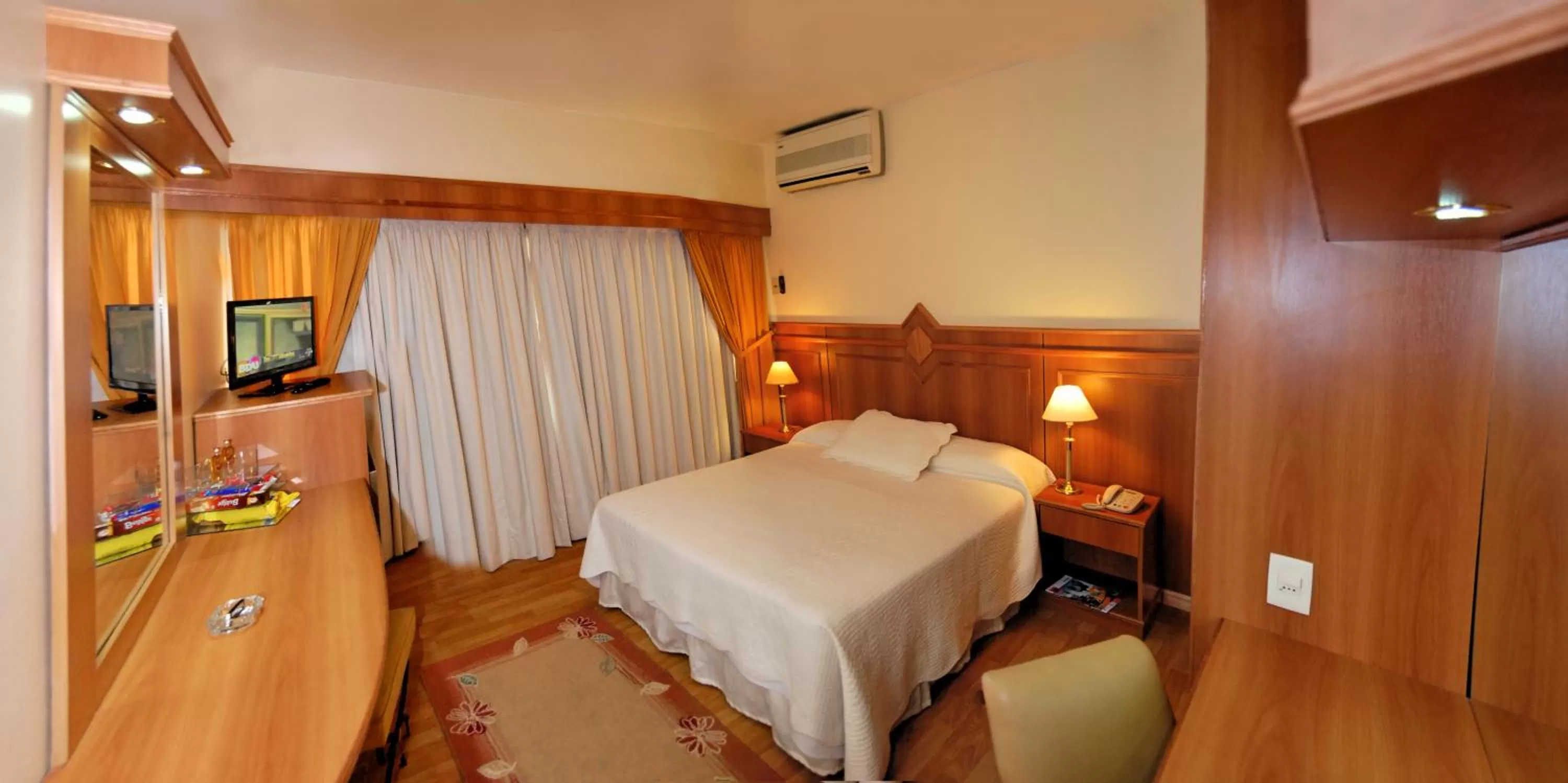 Photo of the whole room, Bed in Hotel London Palace