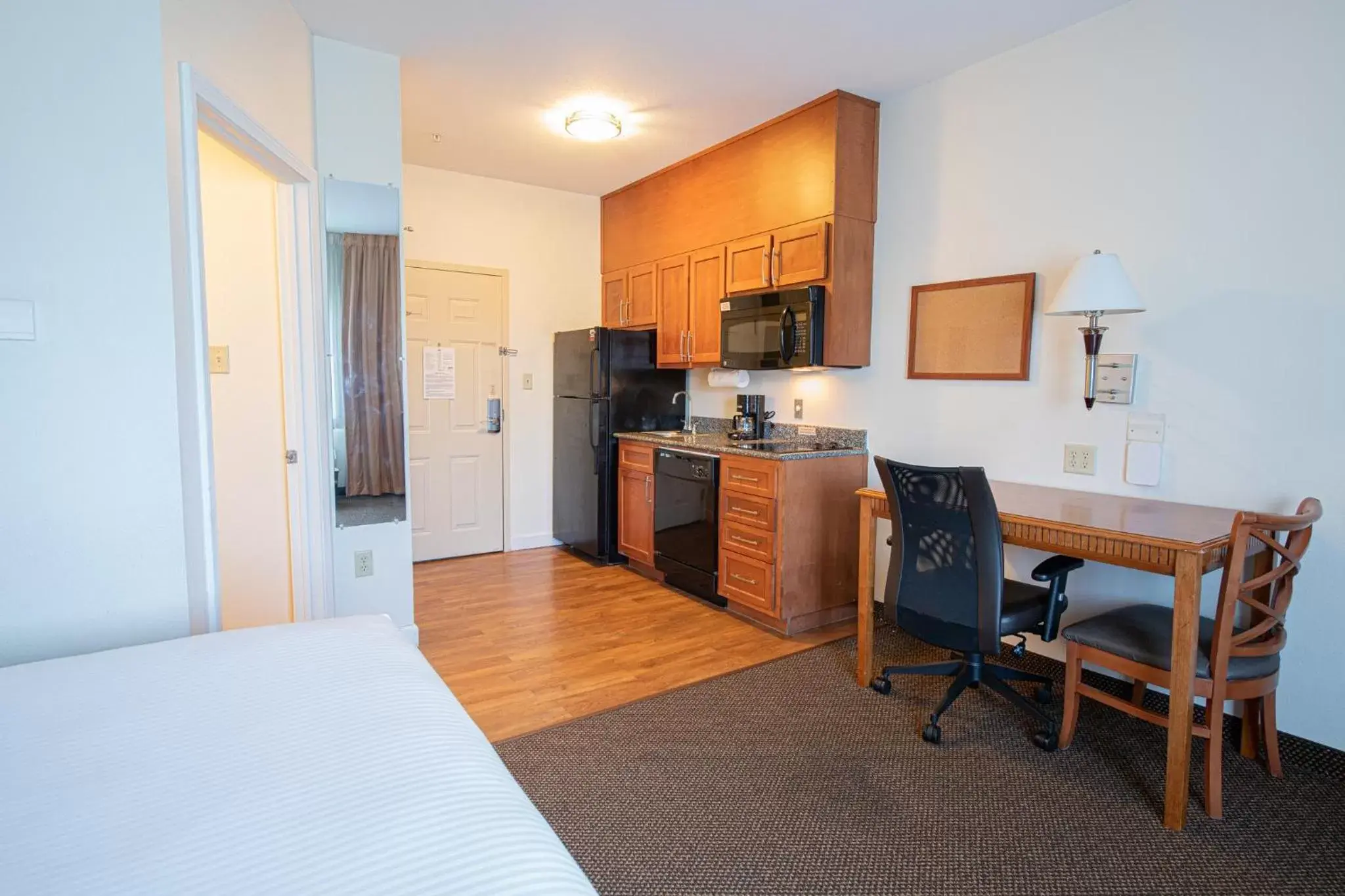 Photo of the whole room, Kitchen/Kitchenette in Candlewood Suites New Iberia, an IHG Hotel