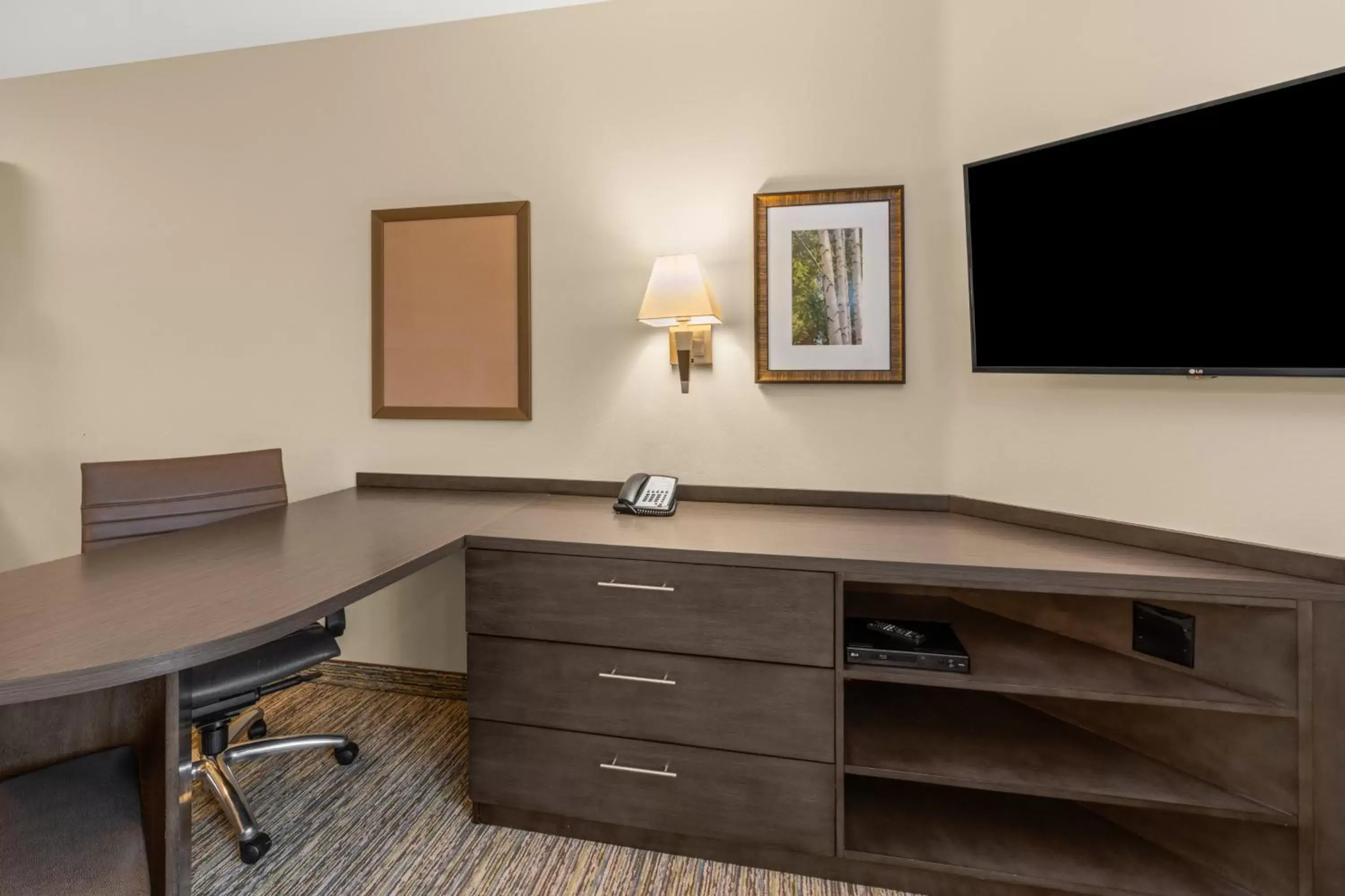 Bedroom, TV/Entertainment Center in Candlewood Suites - Fairbanks, an IHG Hotel
