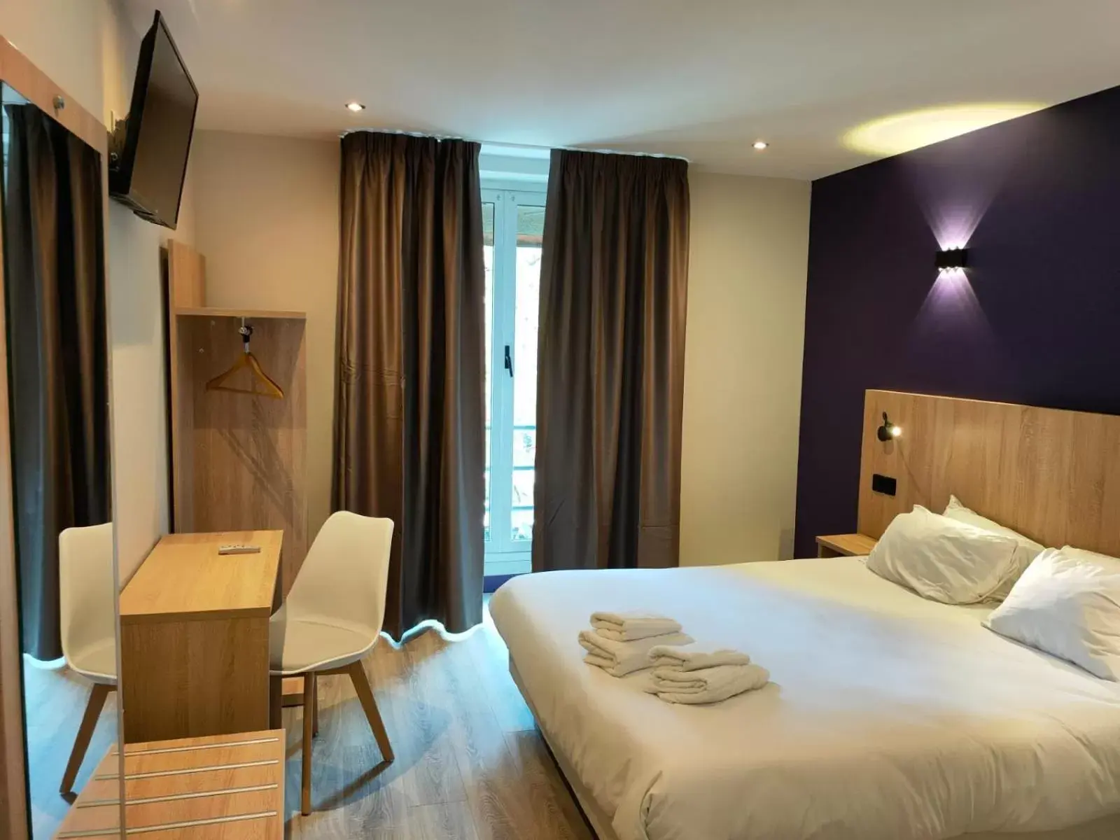 Bed in Hotel Modern Est