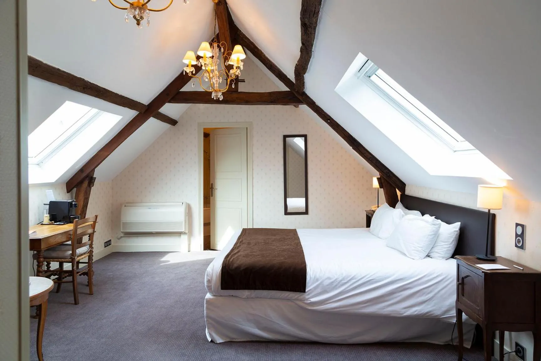 Bedroom, Bed in Hôtel Grand Monarque