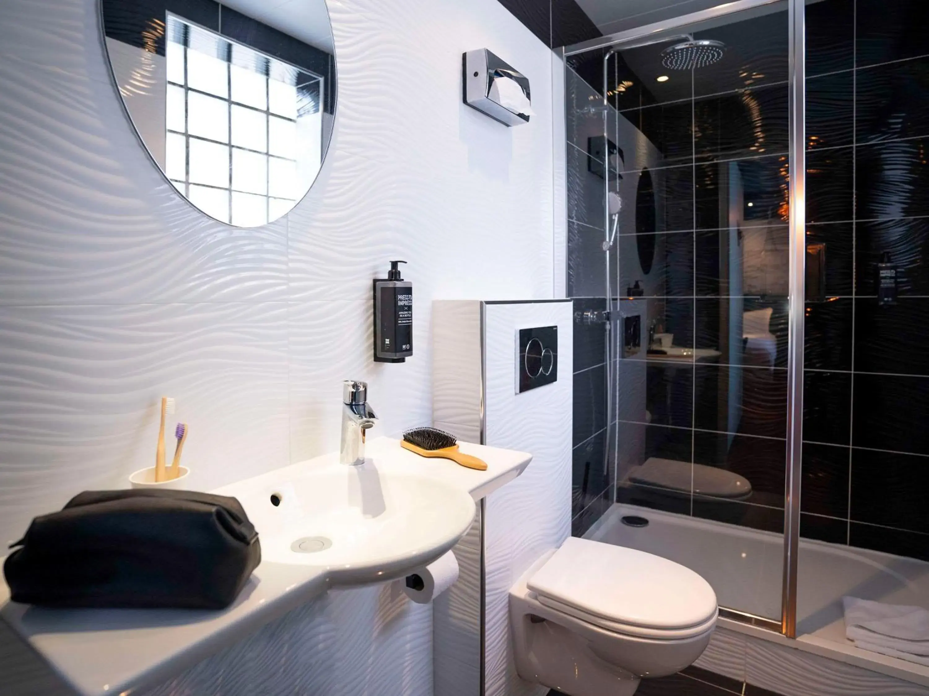 Bathroom in Ibis Styles Paris Batignolles