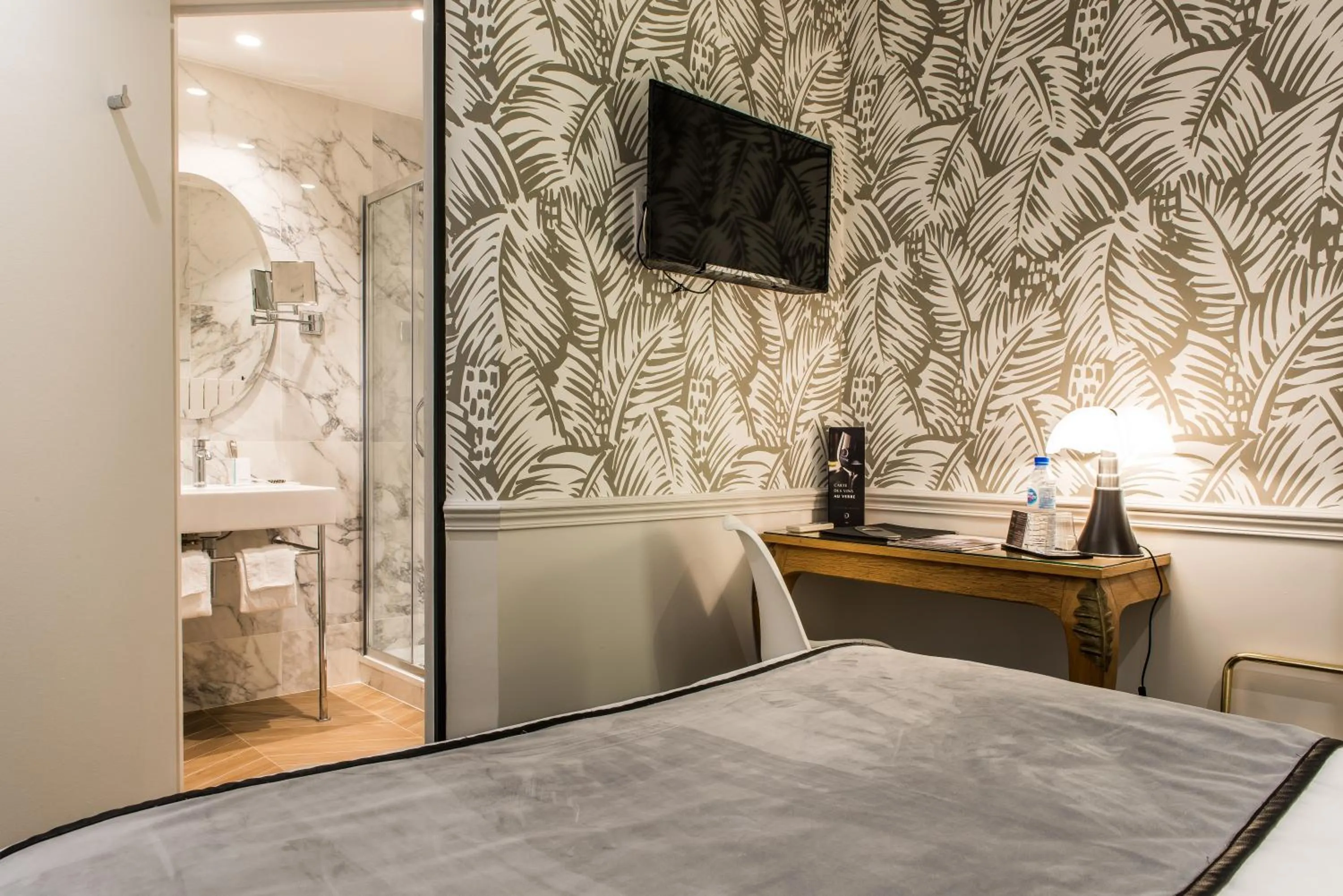 Shower, Bed in Hôtel Jardin Le Bréa